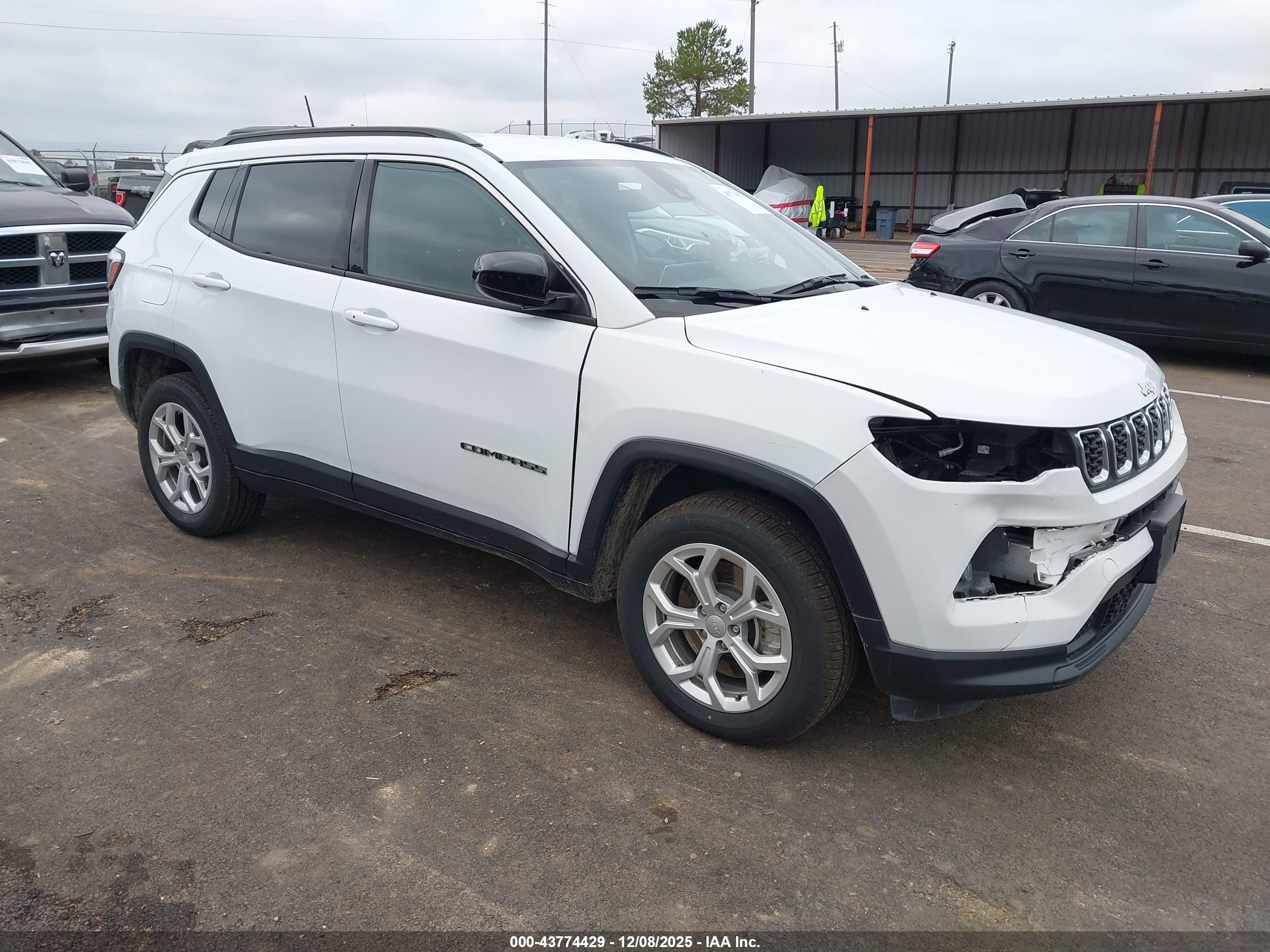 2024 Jeep Compass Latitude, VIN 3C4NJDBN2RT117341 — Front end