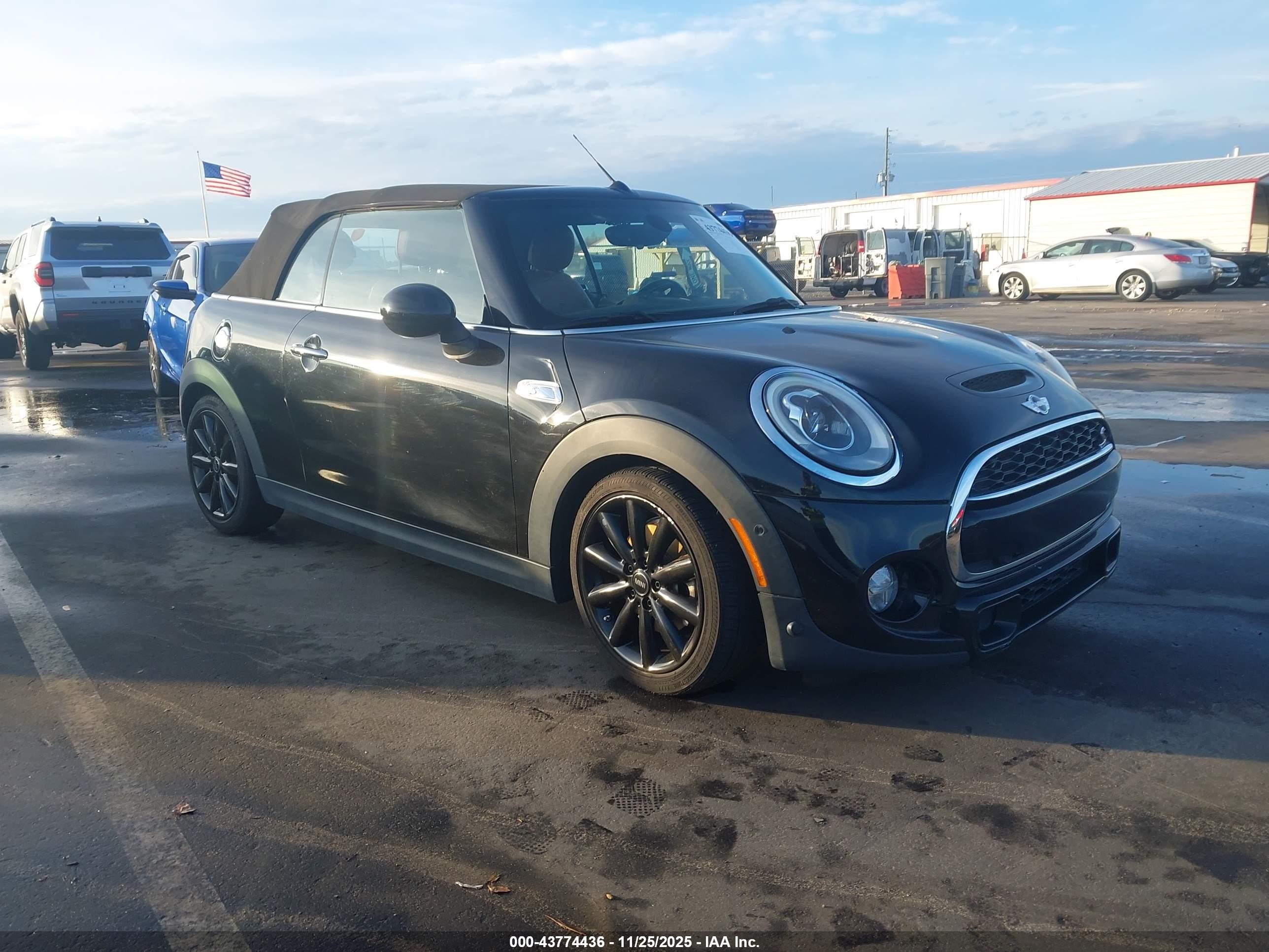 2018 MINI Convertible Cooper S, VIN WMWWG9C52J3E38598 — Бок