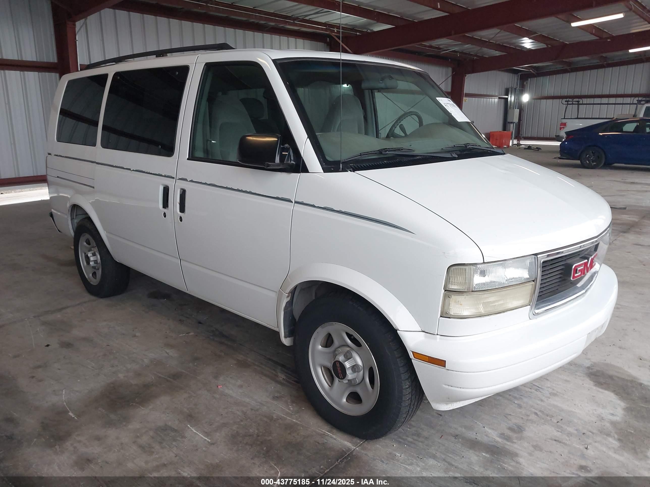 2003 GMC Safari, VIN 1GKDM19X13B501035 — Front end