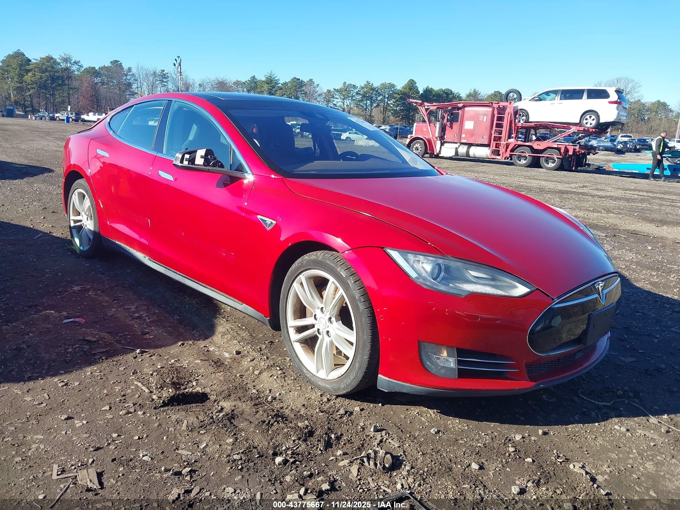 2015 Tesla Model S 85, VIN 5YJSA1H18FFP69395 — Зад