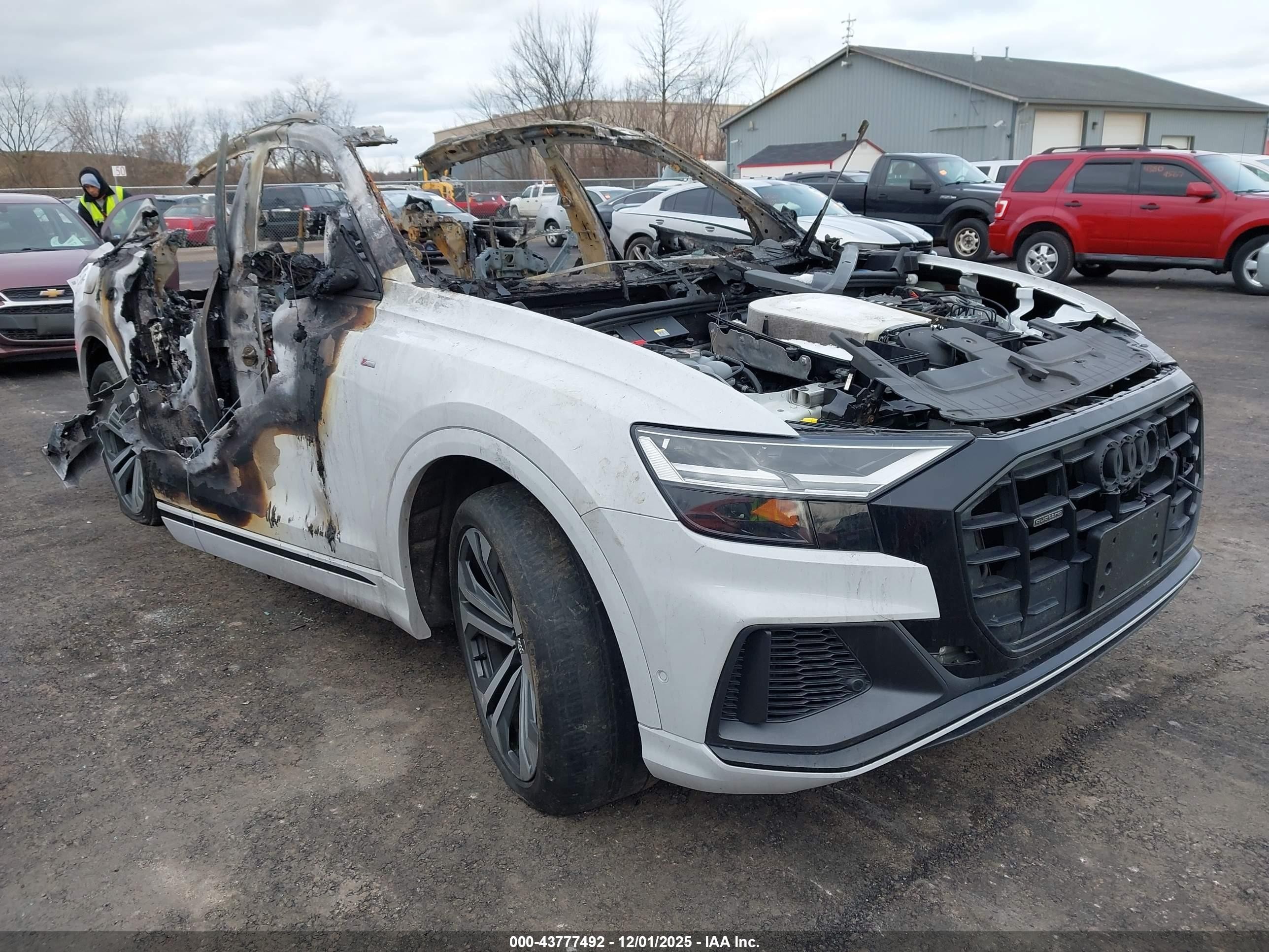 2021 Audi Q8 Premium Plus, VIN WA1EVAF16MD020176 — Пожар в салоне