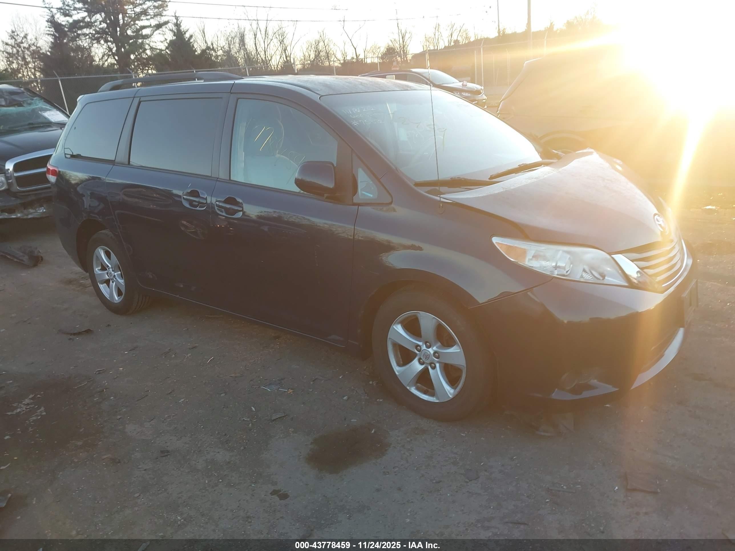 2011 Toyota Sienna LE, VIN 5TDKK3DCXBS013475 — Front end