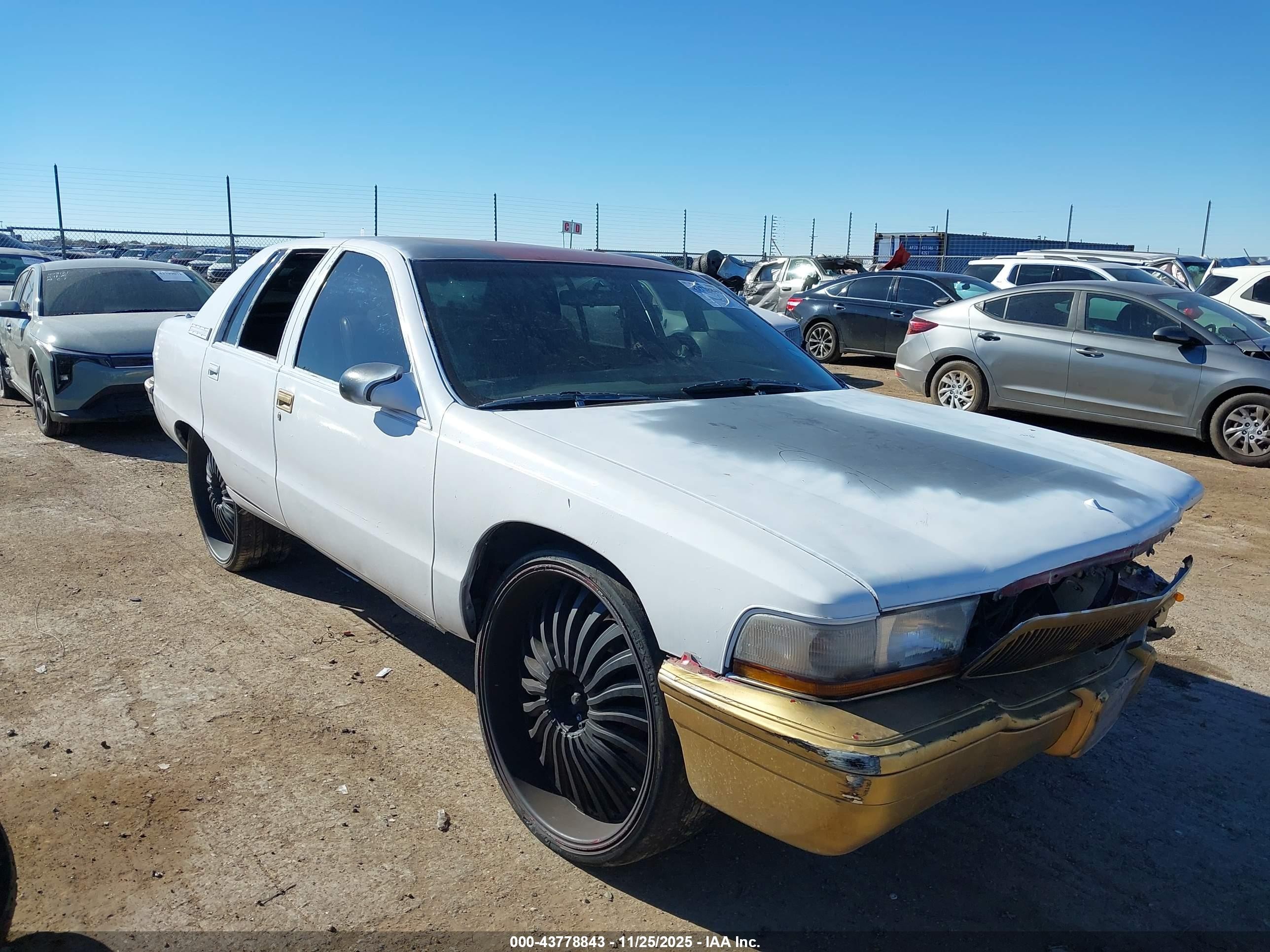 1995 Buick Roadmaster, VIN 1G4BN52P8SR412047 — Front end