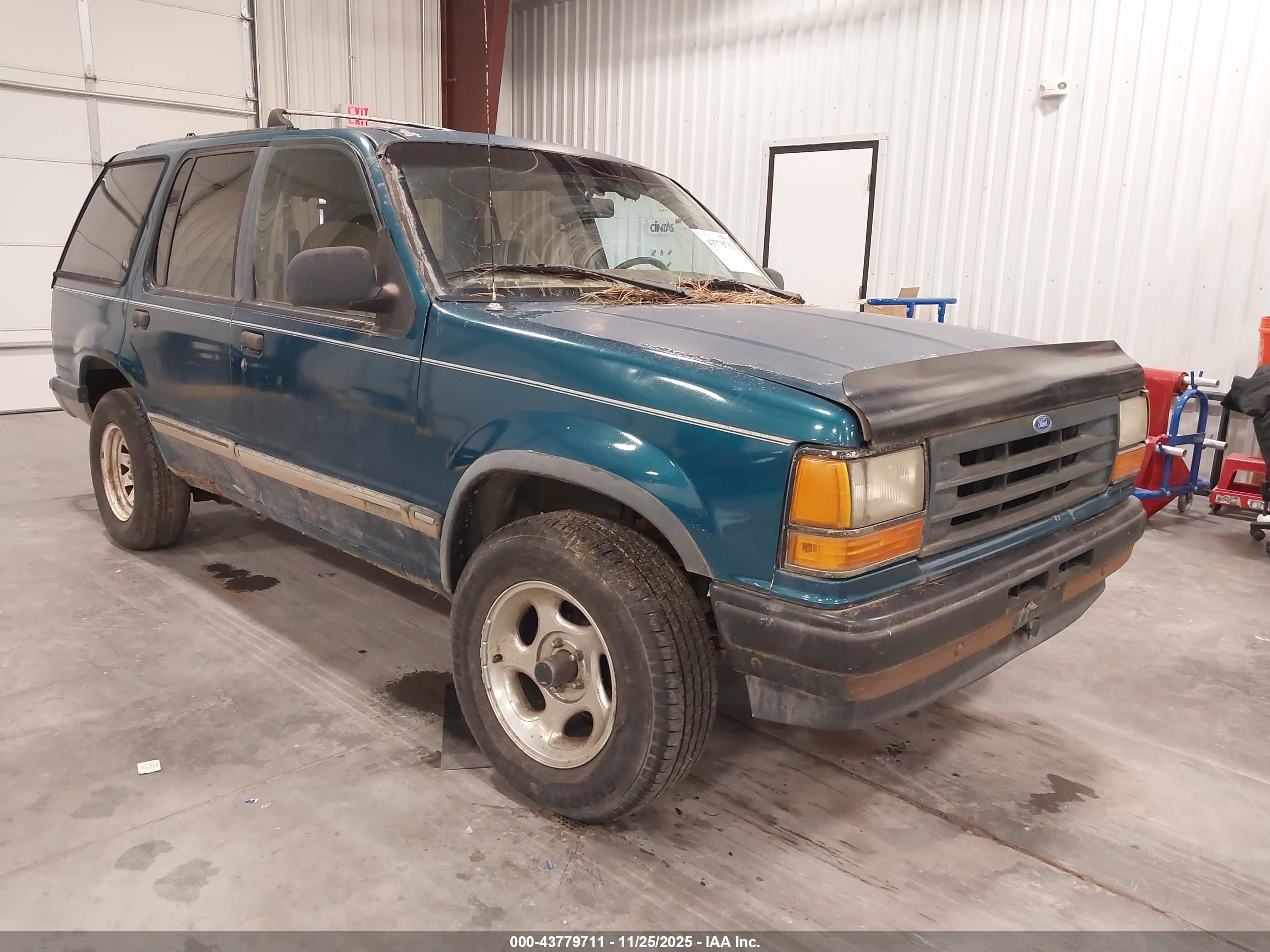 1992 Ford Explorer Eddie Bauer, VIN 1FMDU34X3NUD78114 — Side