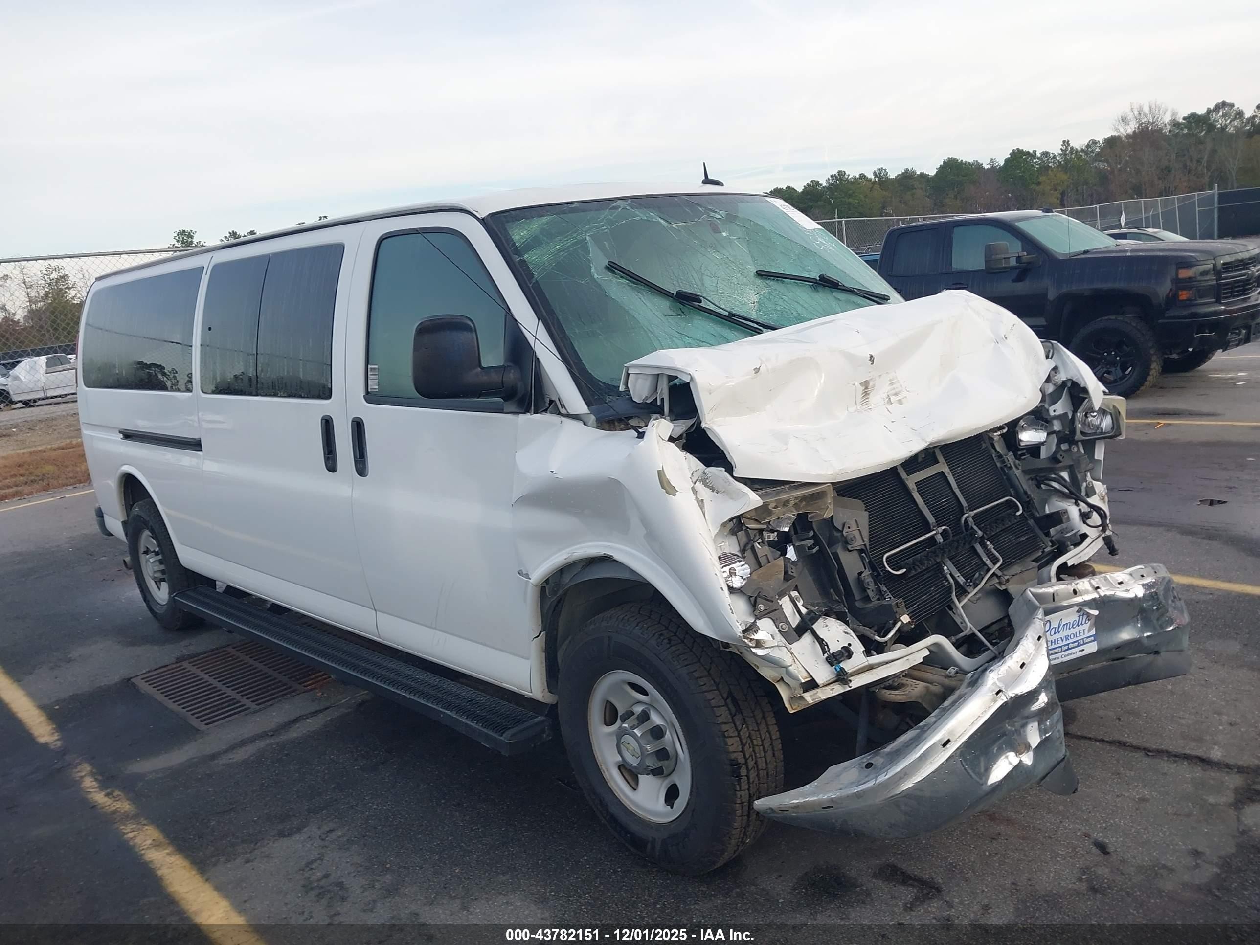2014 Chevrolet Express 3500, VIN 1GBZG1FG8E1121555 — Front end
