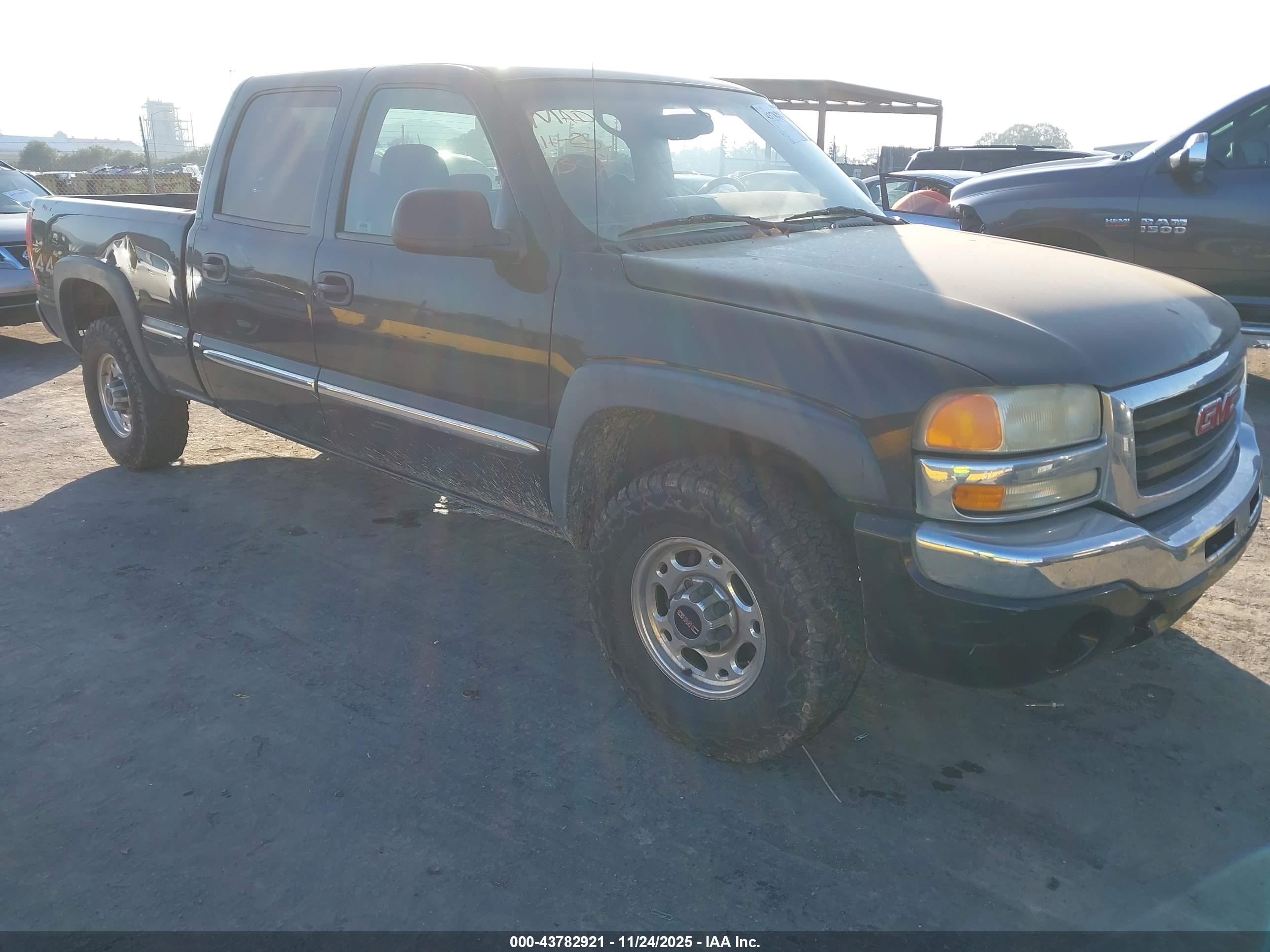 2003 GMC Sierra 1500HD SLE, VIN 1GTGK13U03F210922 — Side