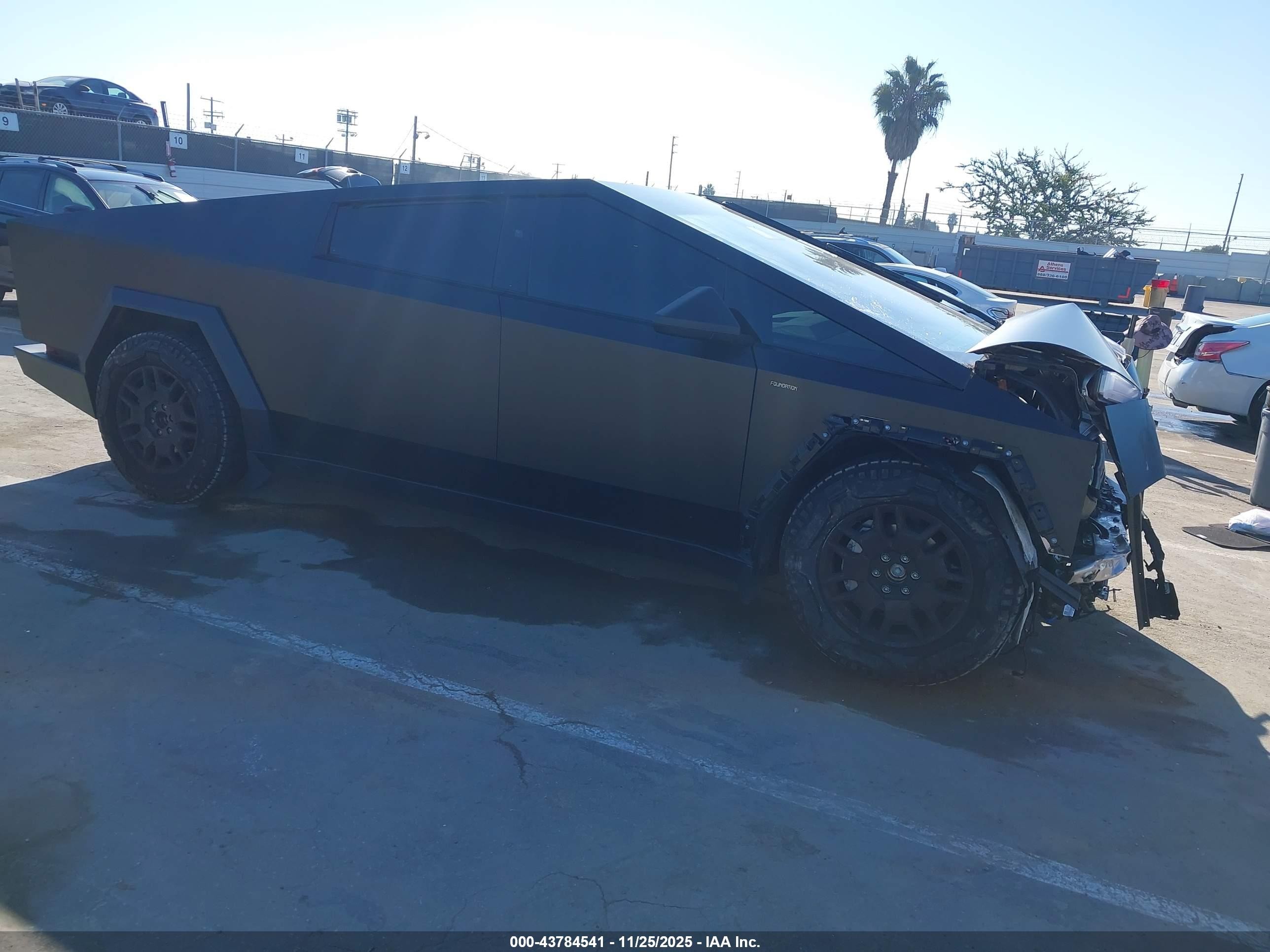 2024 Tesla Cybertruck, VIN 7G2CEHED4RA033309 — Front end