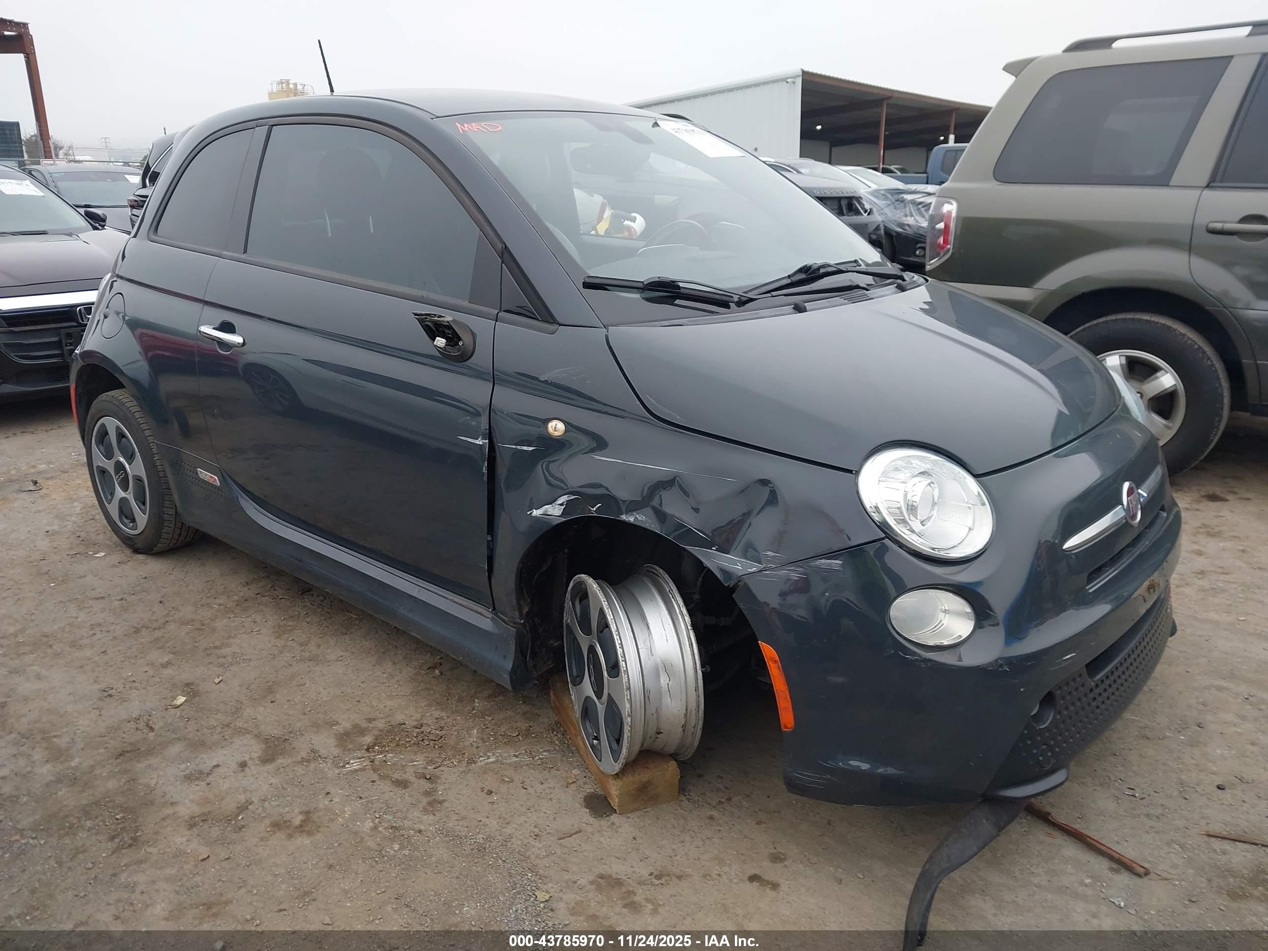 2018 FIAT 500e, VIN 3C3CFFGE7JT377448 — Front end