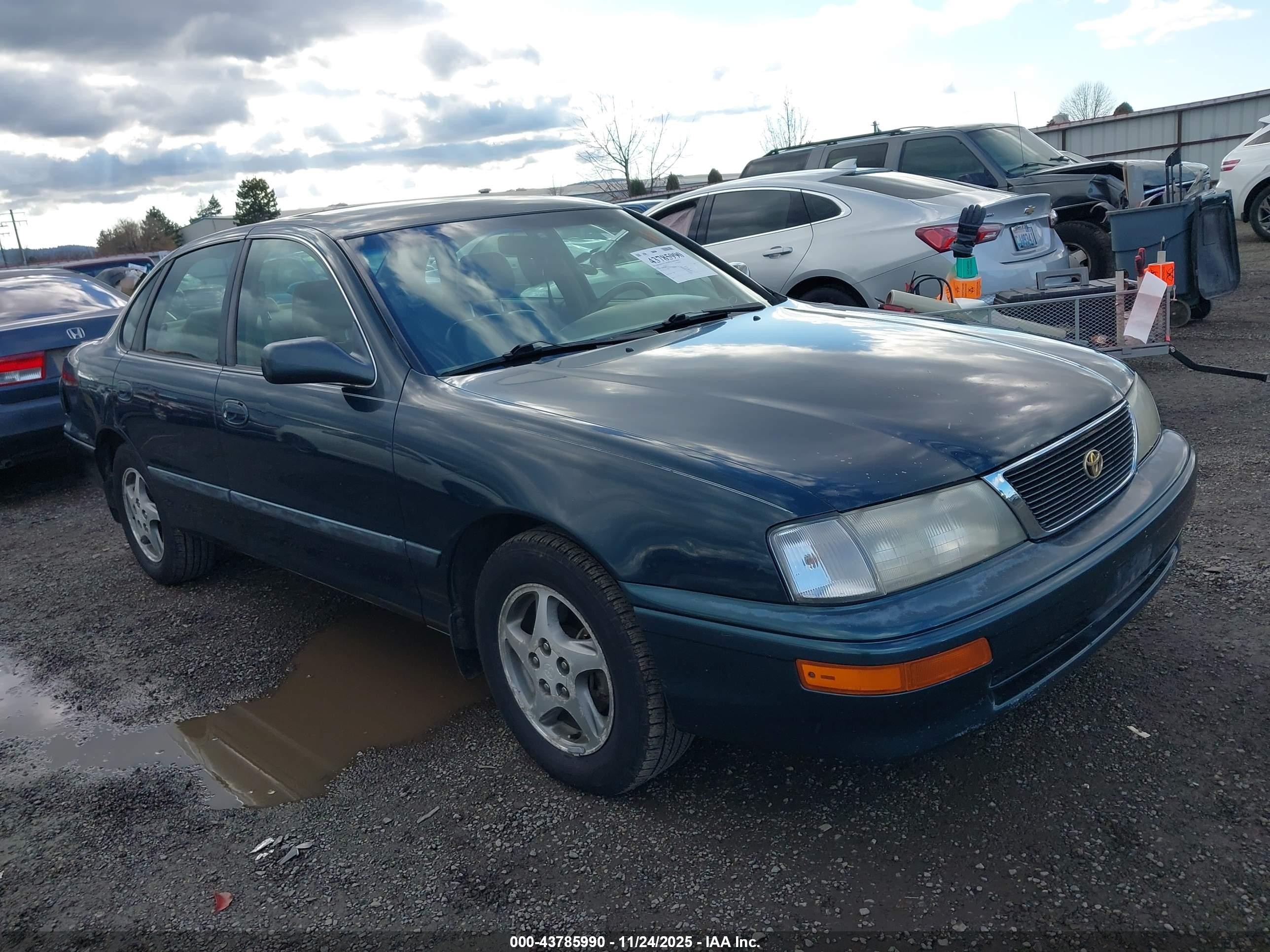 1997 Toyota Avalon XL, VIN 4T1BF12B8VU193845 — Rear end