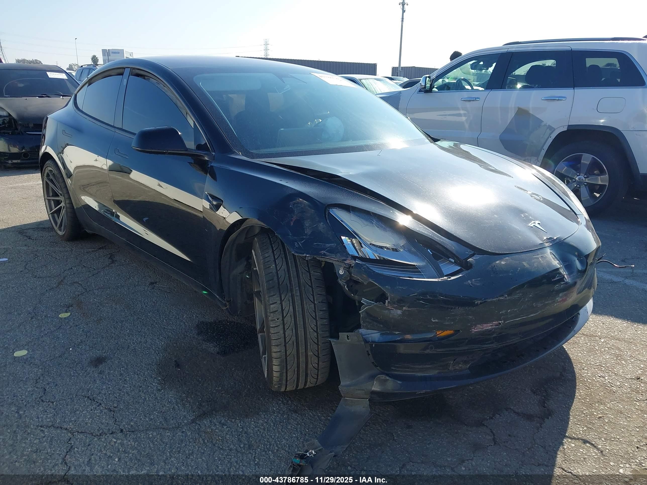 2017 Tesla Model 3 Standard, VIN 5YJ3E1EA7HF000404 — Перед