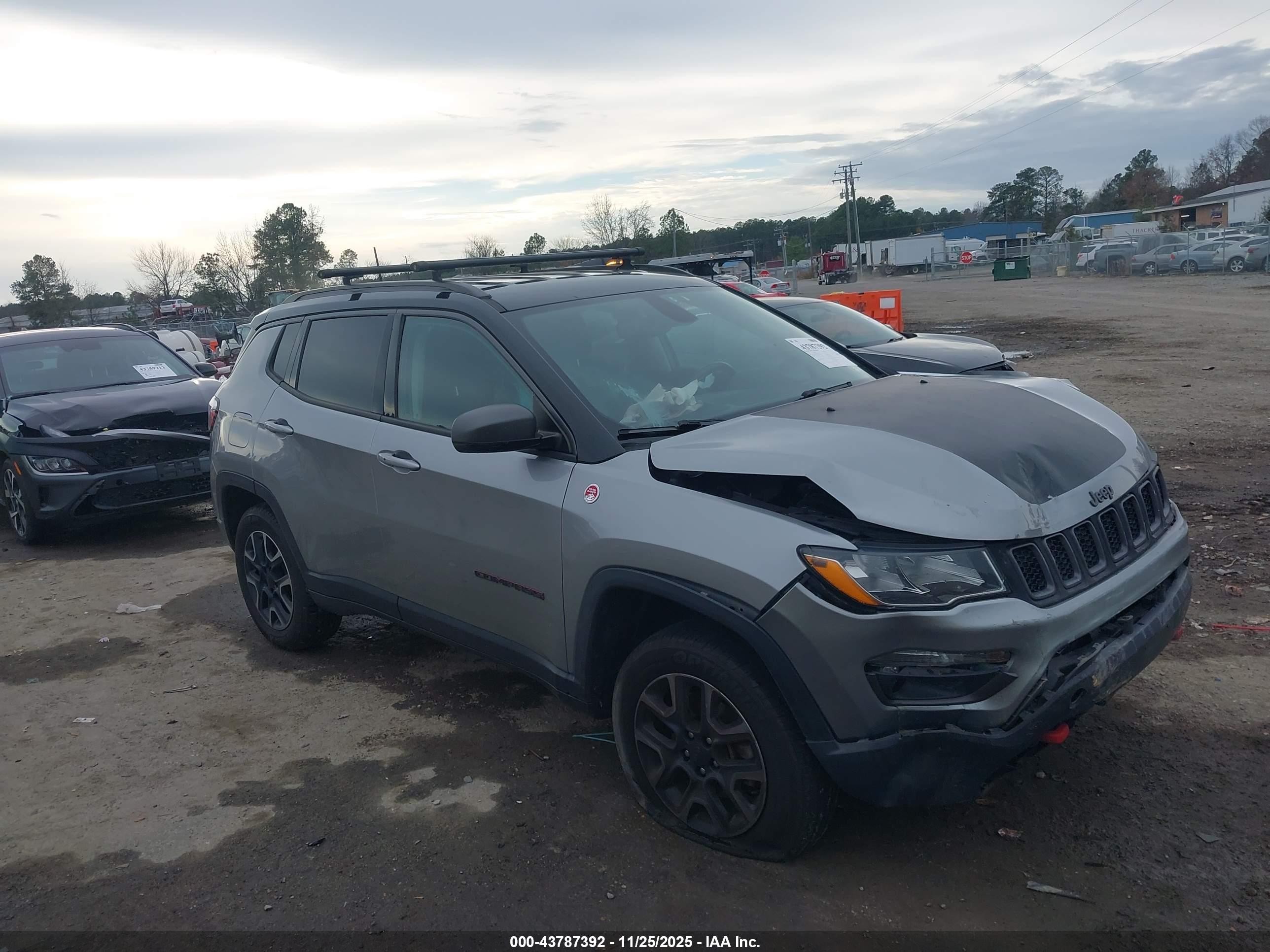 2019 Jeep Compass Trailhawk, VIN 3C4NJDDBXKT733121 — Перед
