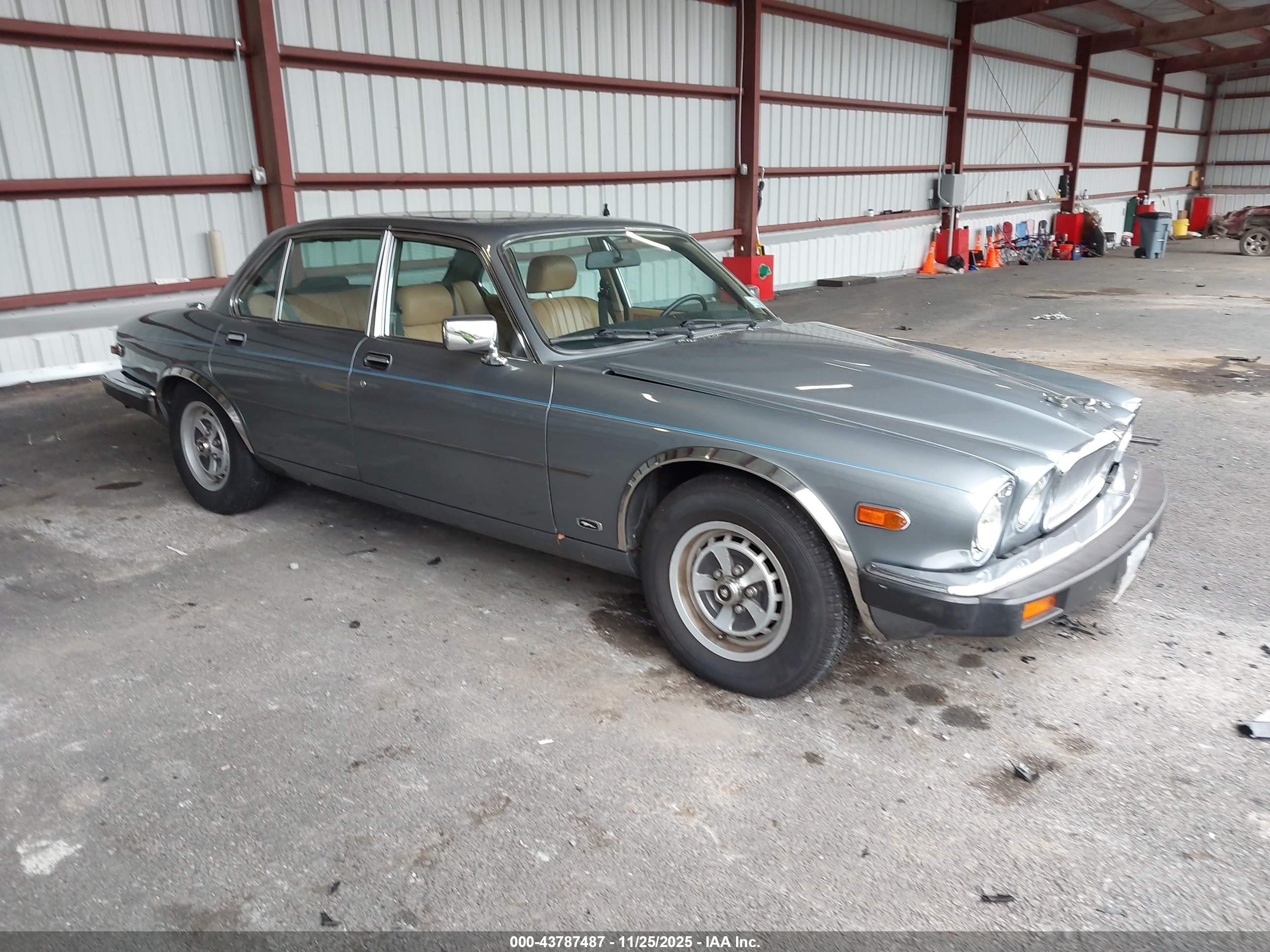 1987 Jaguar XJ, VIN SAJAV1343HC472912 — Normal wear