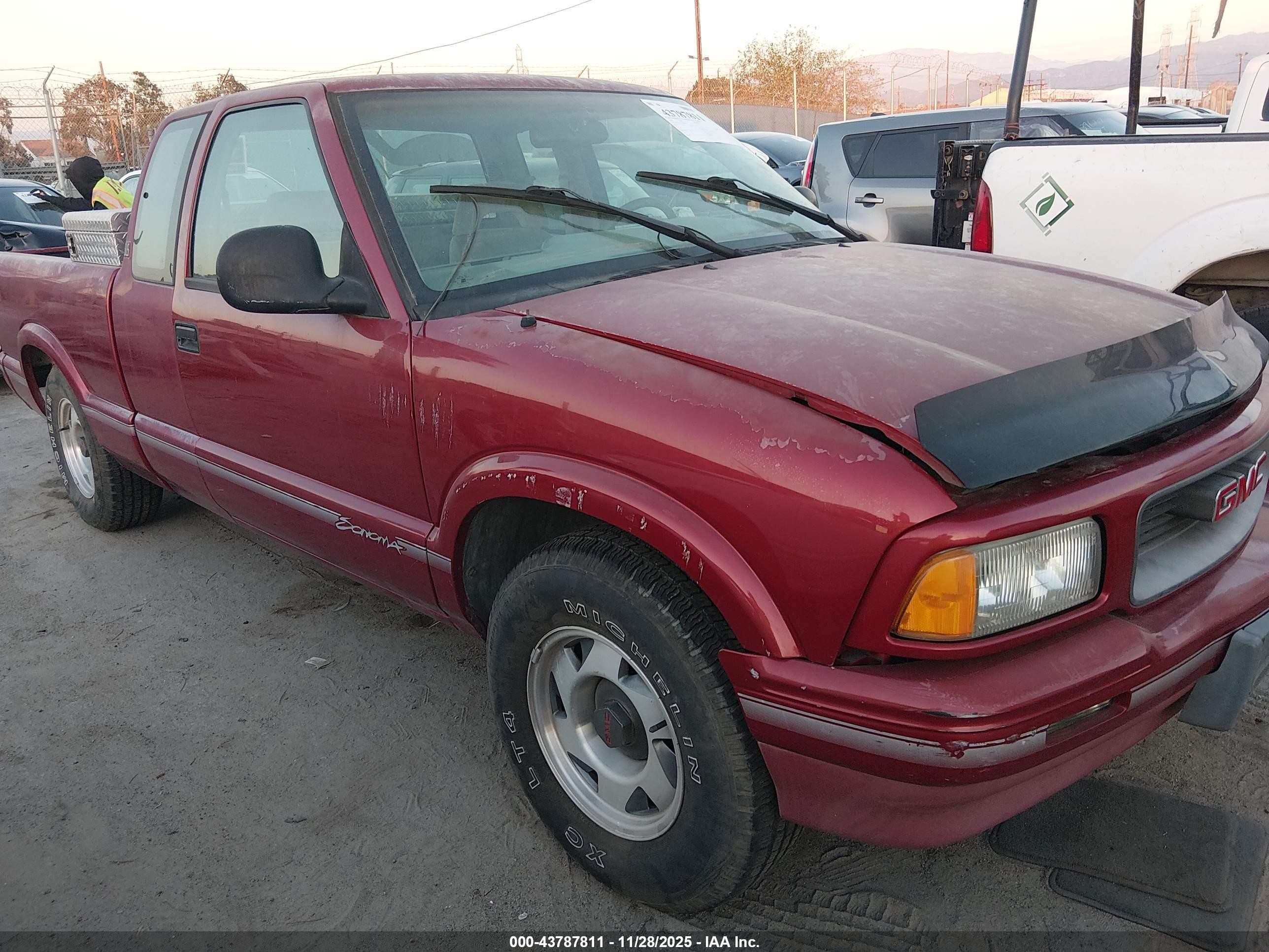 1996 GMC Sonoma SLS, VIN 1GTCS1943T8504048 — Front end