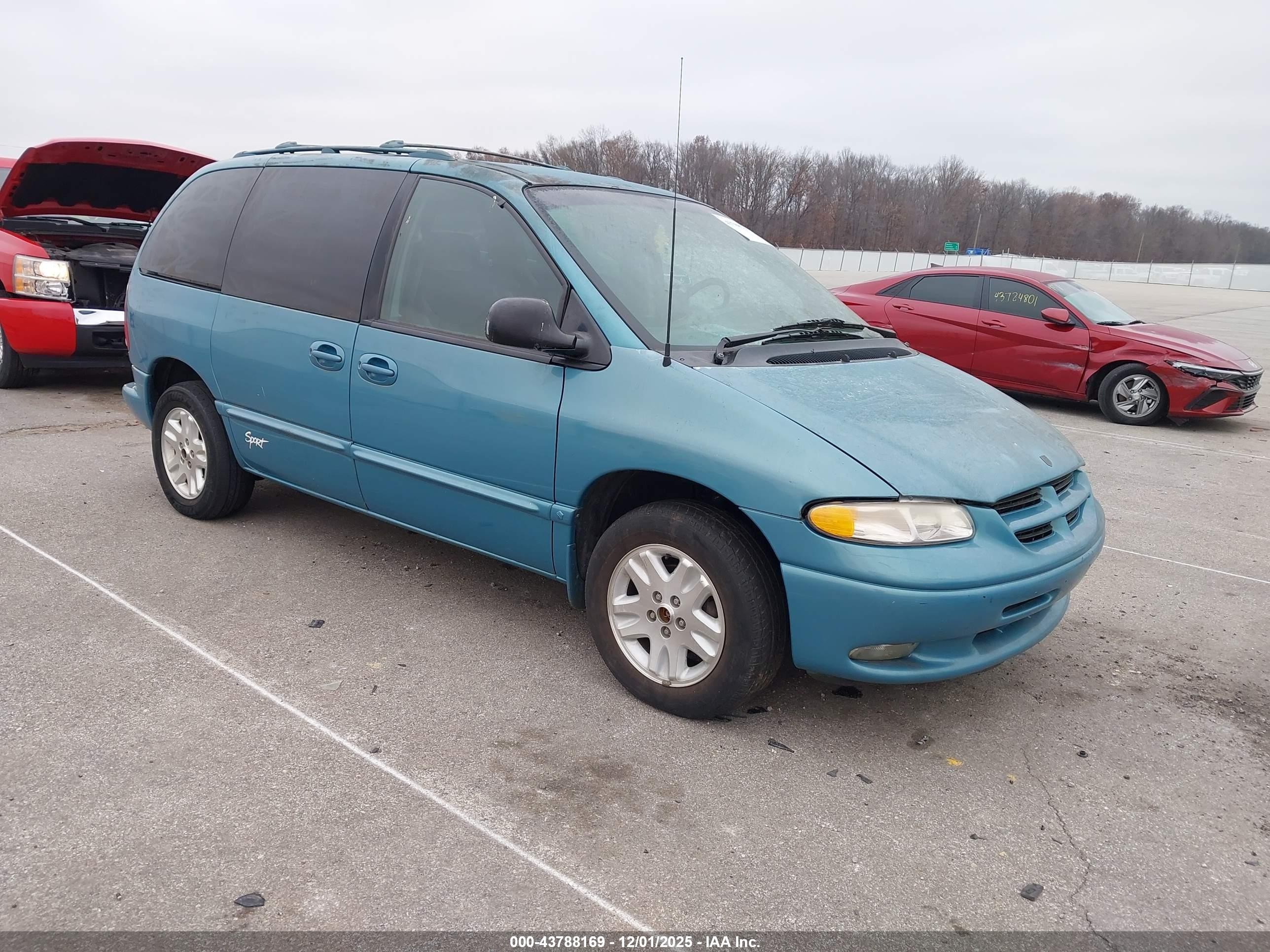 1996 Dodge Caravan SE, VIN 1B4GP45R3TB293200 — Front end