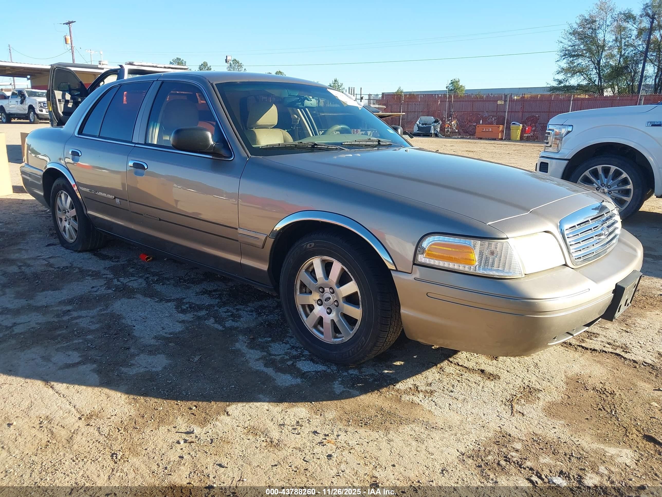 2006 Ford Crown Victoria LX, VIN 2FAFP74W56X126416 — Front end