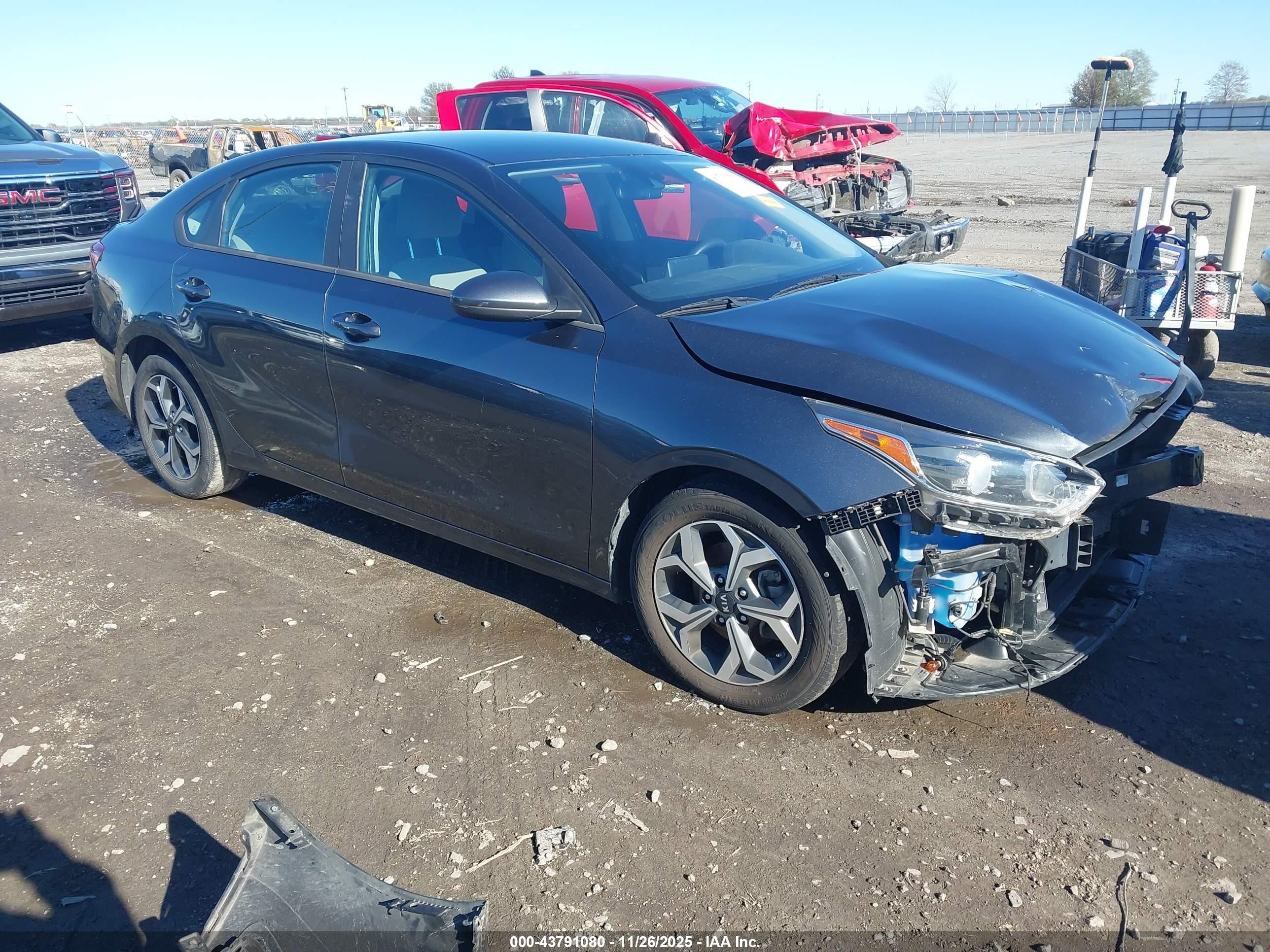 2021 Kia Forte LXS, VIN 3KPF24AD5ME366918 — Front end