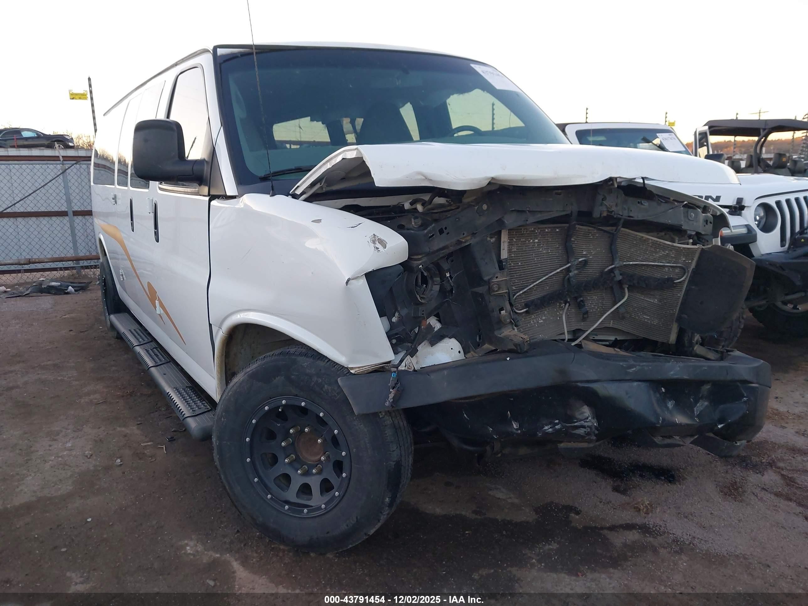 2015 Chevrolet Express 2500, VIN 1GCWGGFGXF1236595 — Front end