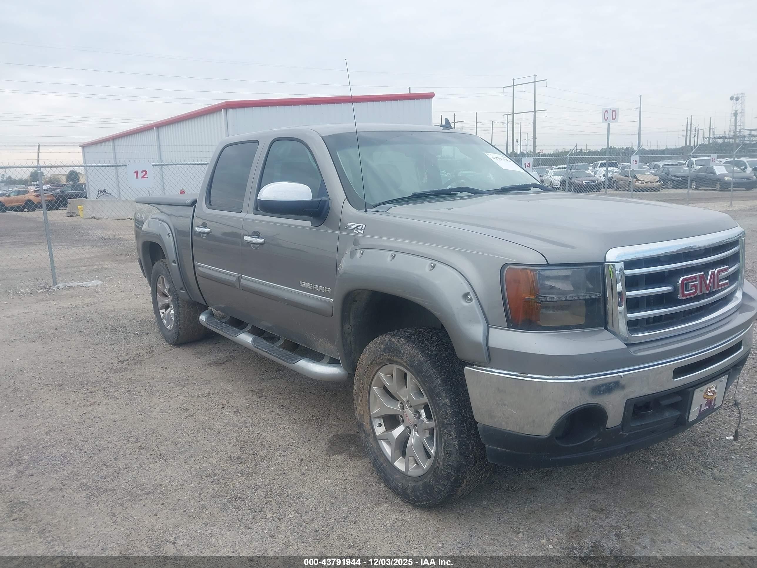 2013 GMC Sierra 1500 SLE, VIN 3GTP2VE79DG107044 — Front end