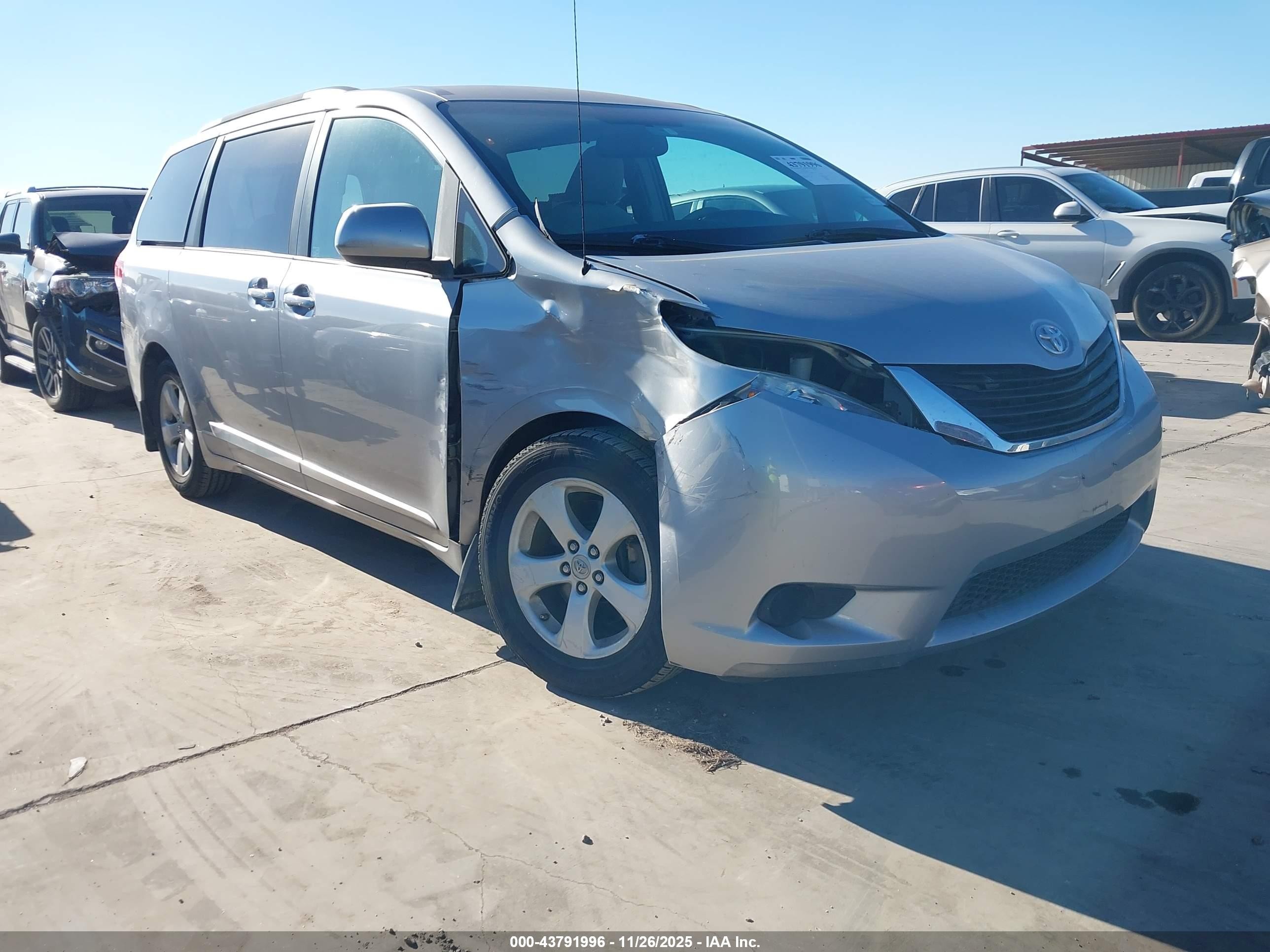 2011 Toyota Sienna LE, VIN 5TDKK3DC0BS164986 — Rear end