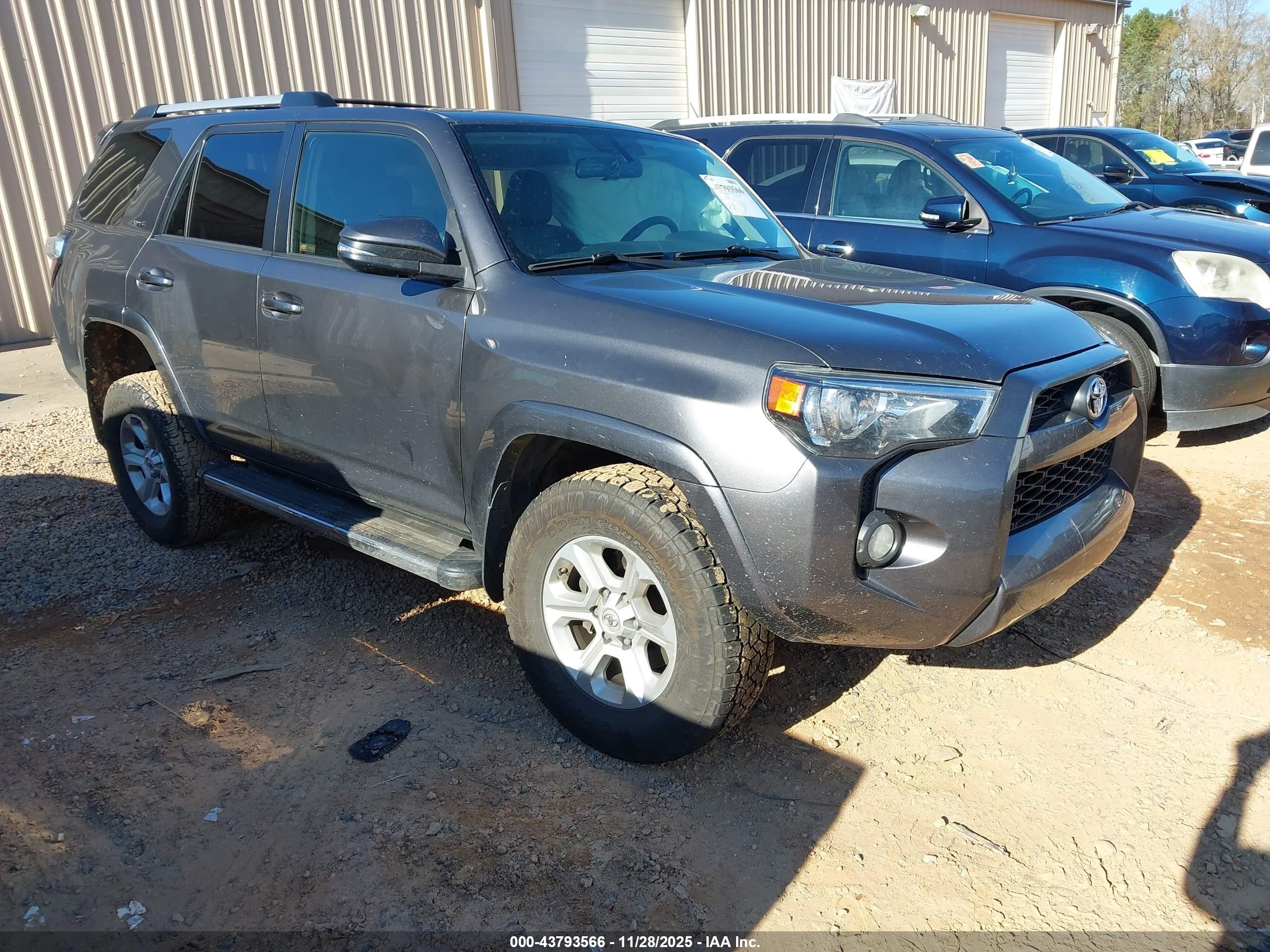 2019 Toyota 4Runner TRD Off Road Premium, VIN JTEBU5JR5K5643999 — Front end