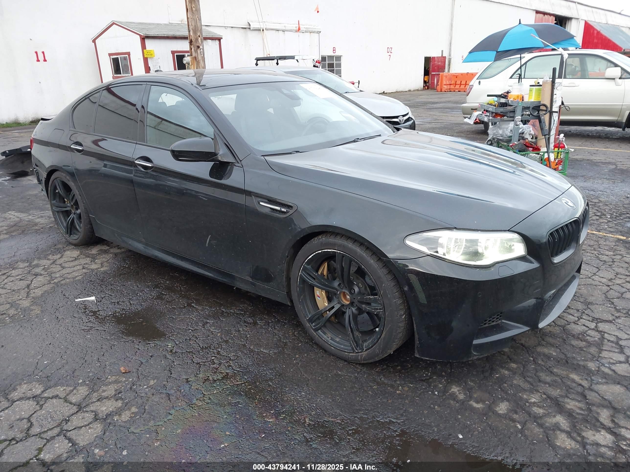 2015 BMW M5, VIN WBSFV9C53FD594794 — Бок