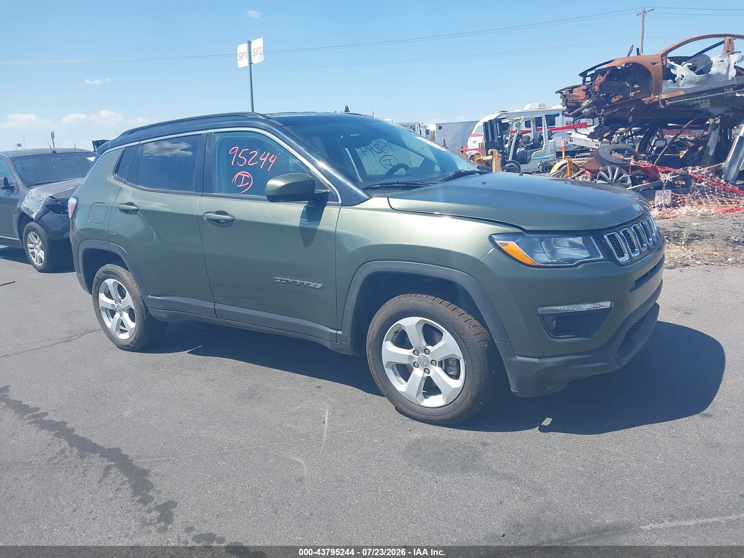 2019 Jeep Compass Latitude, VIN 3C4NJDBB8KT740894 — Бок