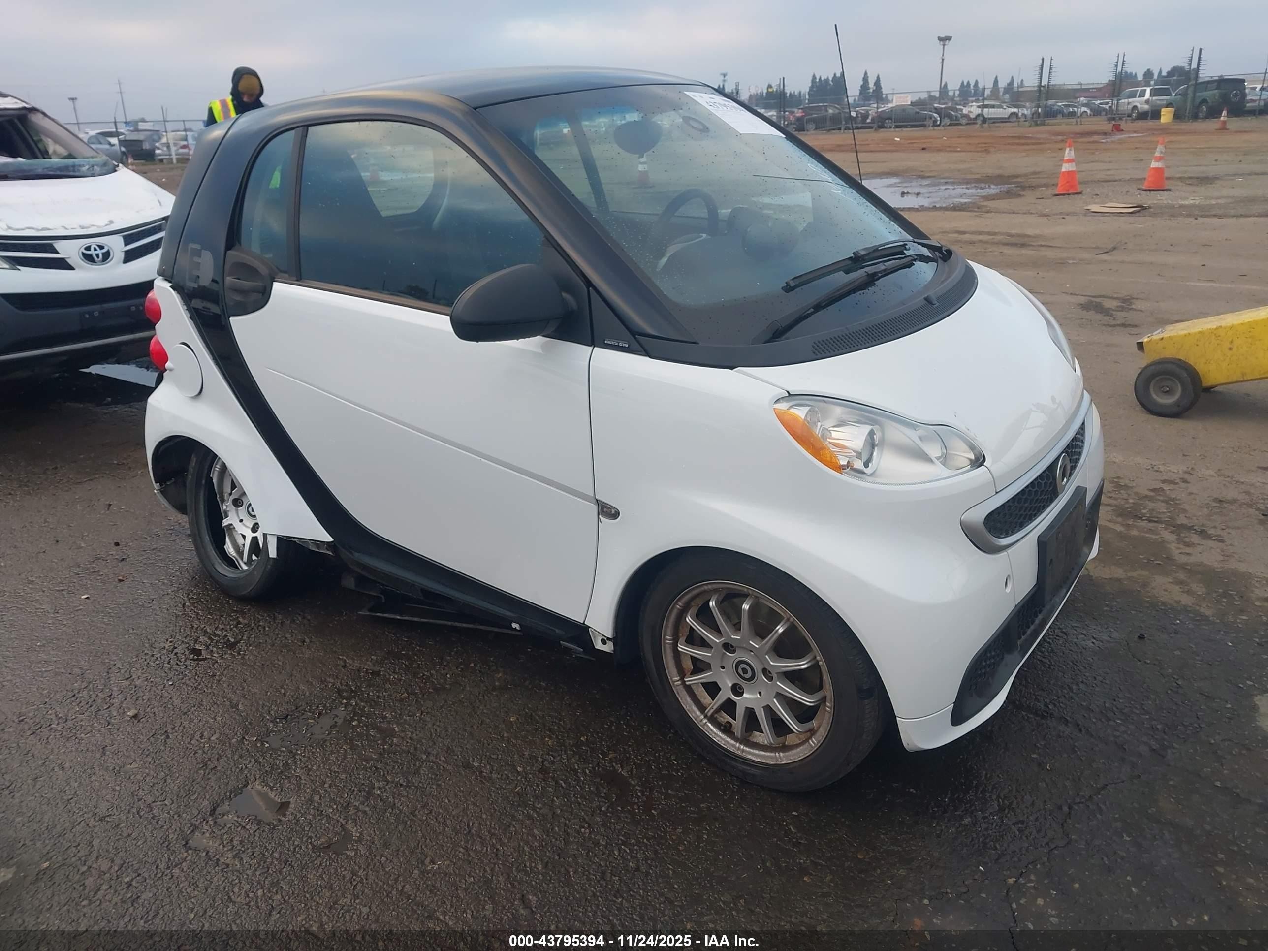 2014 Smart fortwo Passion, VIN WMEEJ9AA9EK729643 — Side