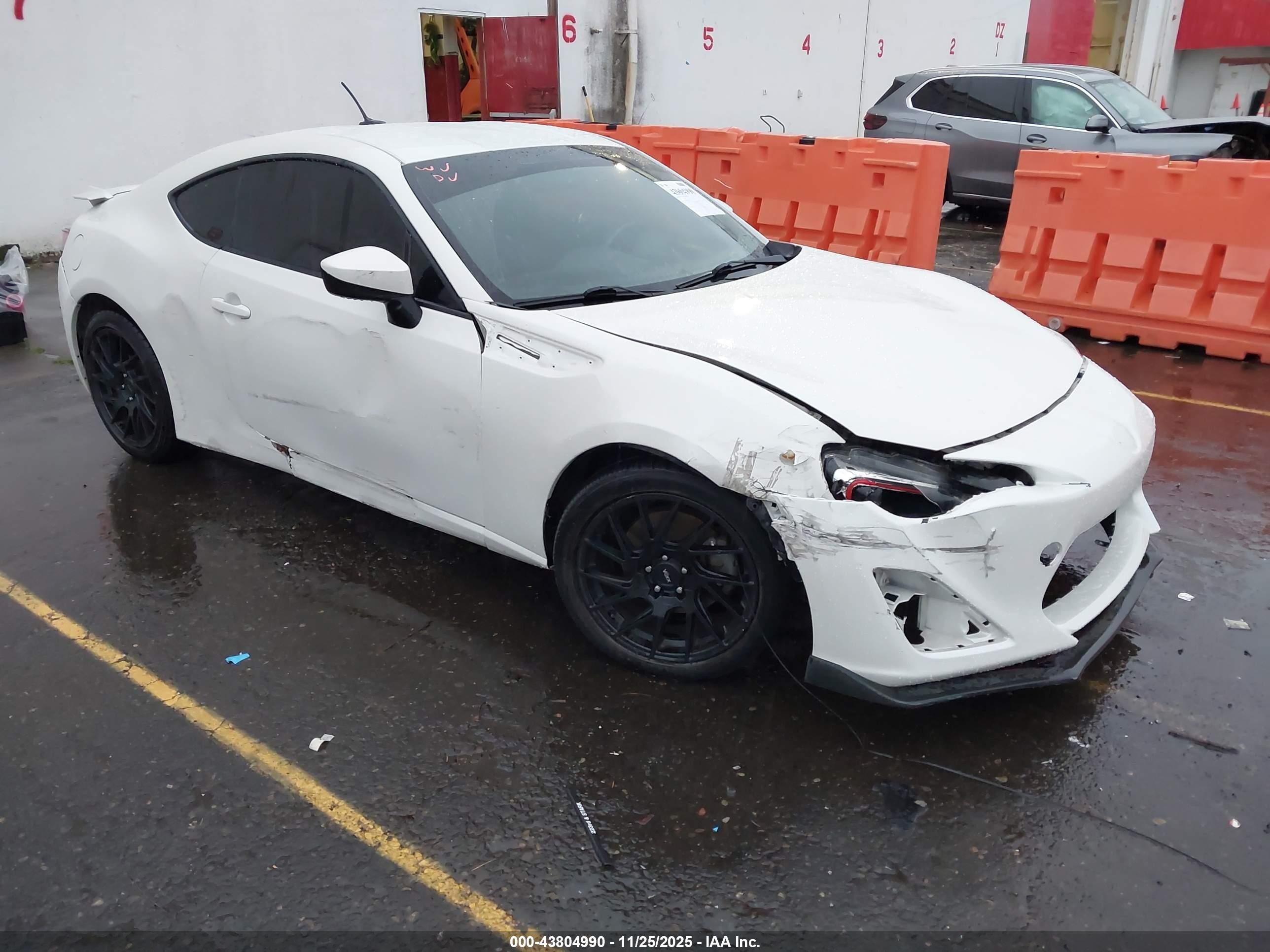 2014 Subaru BRZ Limited, VIN JF1ZCAC1XE9606519 — Side