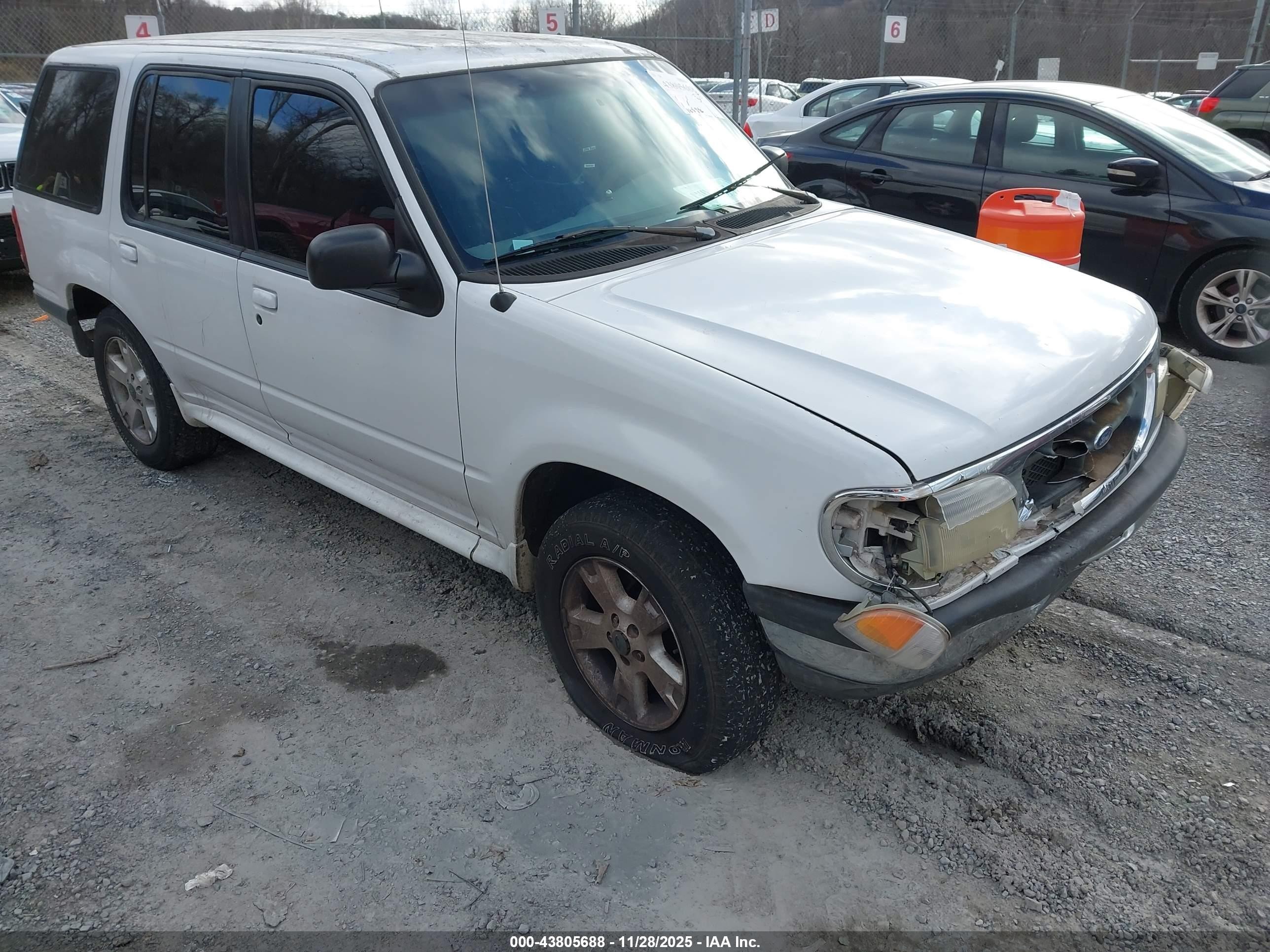1998 Ford Explorer XL, VIN 1FMZU32X2WUD40674 — Перед