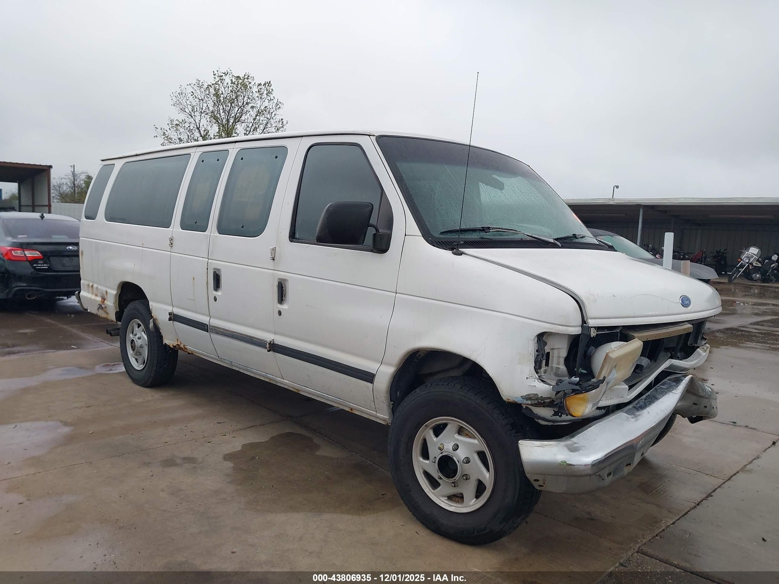 1994 Ford Econoline Wagon XL, VIN 1FBJS31H7RHB71674 — Front end