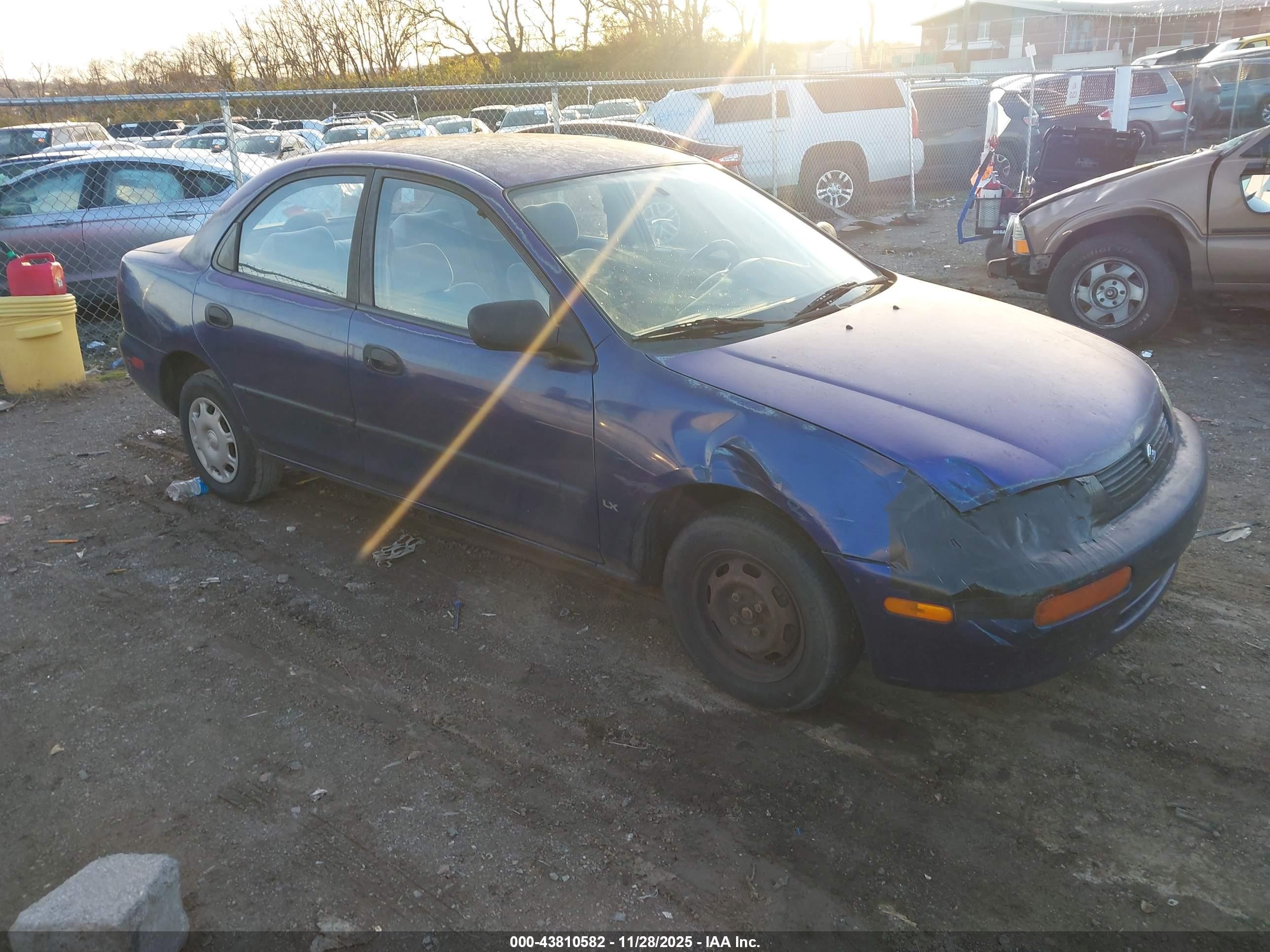 1995 Mazda Protege, VIN JM1BA1411S0137501 — Перед