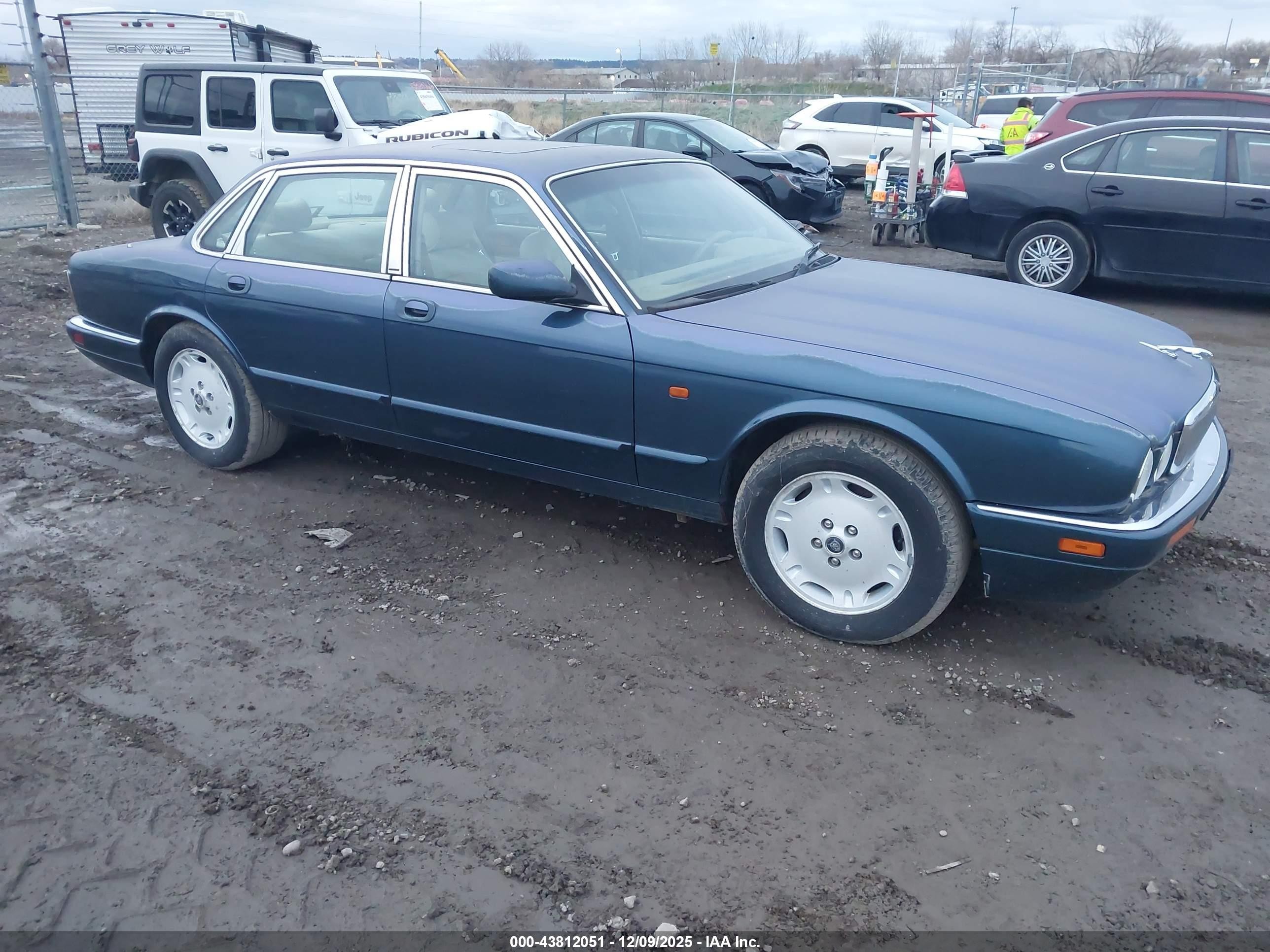 1996 Jaguar XJ, VIN SAJHX1748TC754944 — Normal wear