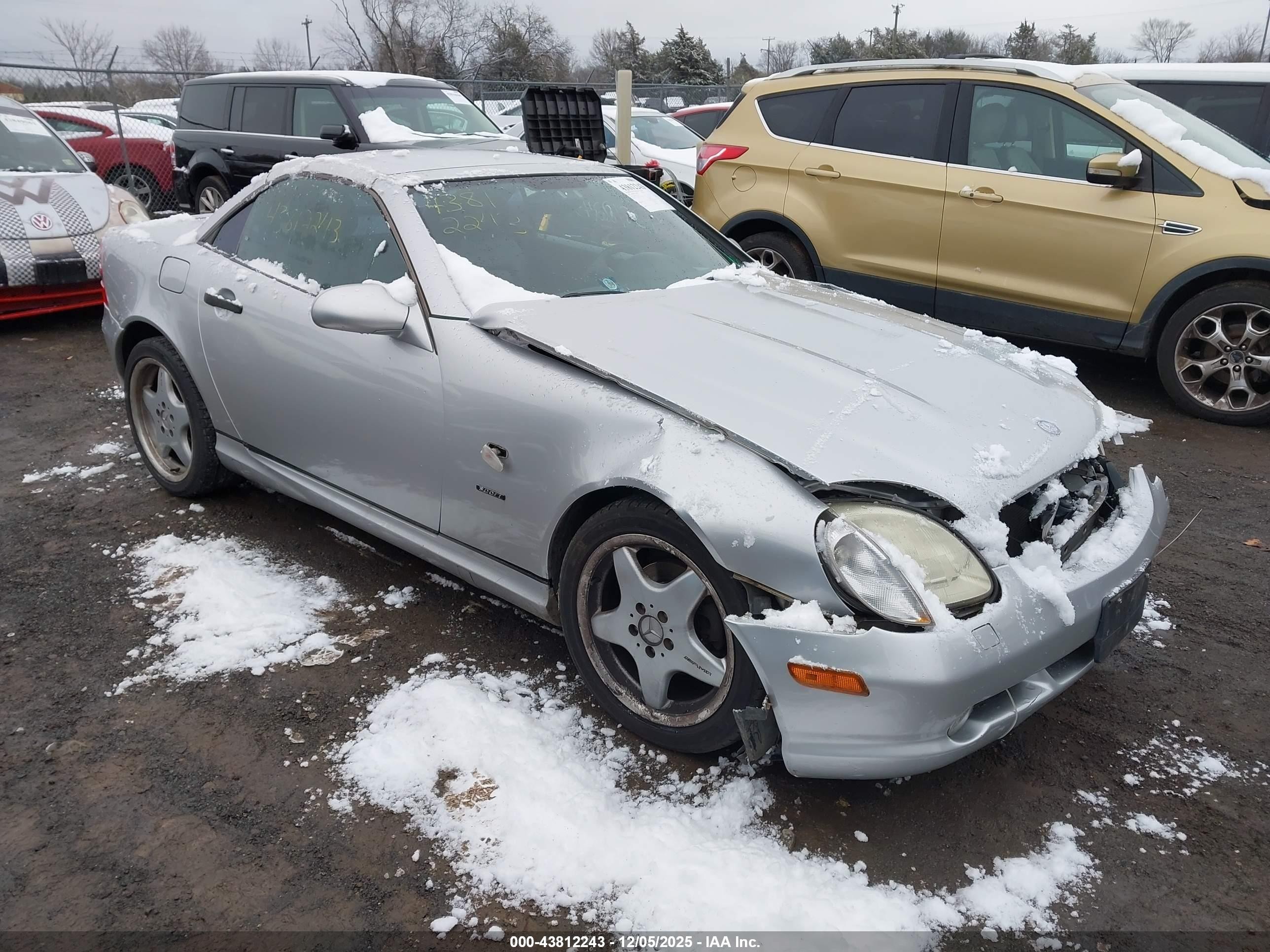 2000 Mercedes-Benz SLK 230 Kompressor, VIN WDBKK47F1YF160173 — Front end