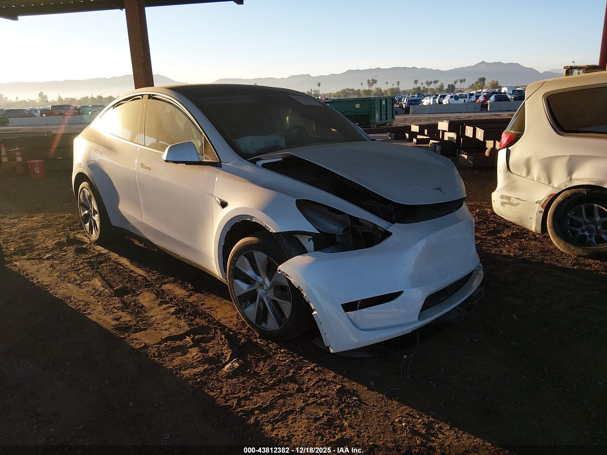 2023 Tesla Model Y Long Range, VIN 7SAYGDEE6PF600353 — Front end