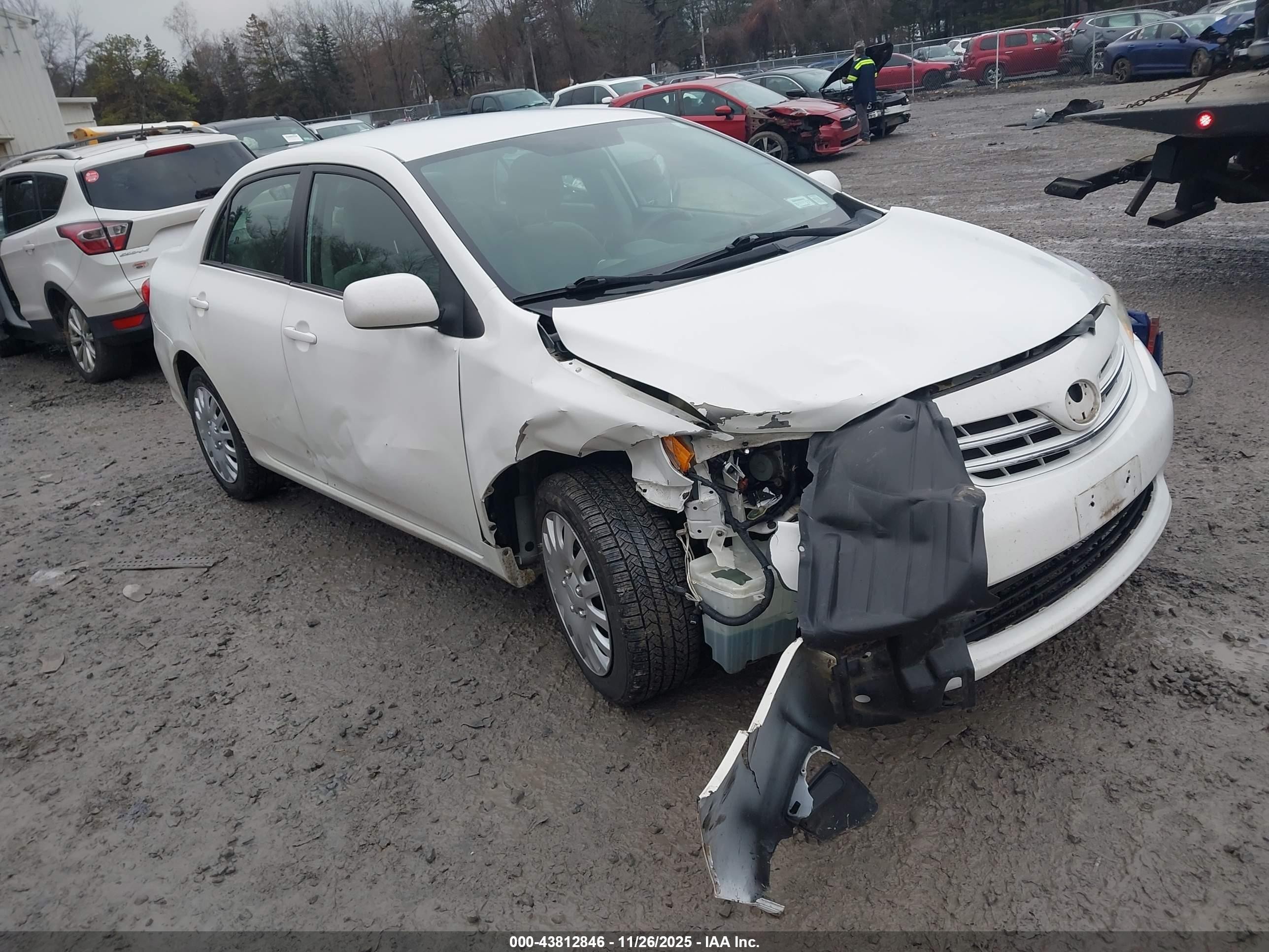 2013 Toyota Corolla LE, VIN 2T1BU4EE4DC998111 — Front end