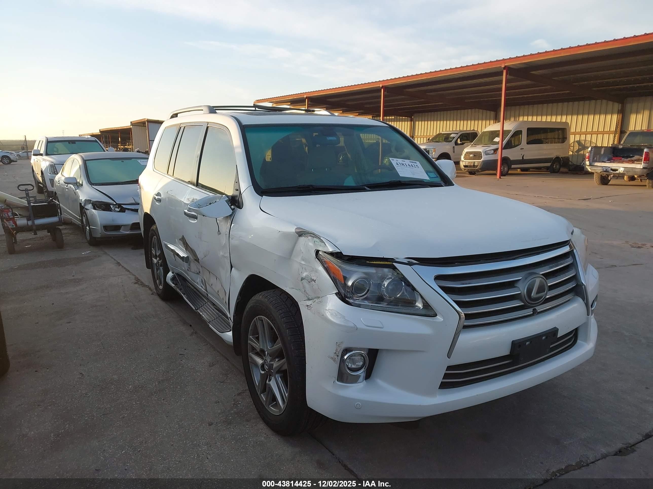 2014 Lexus LX 570, VIN JTJHY7AX8E4156039 — Front end