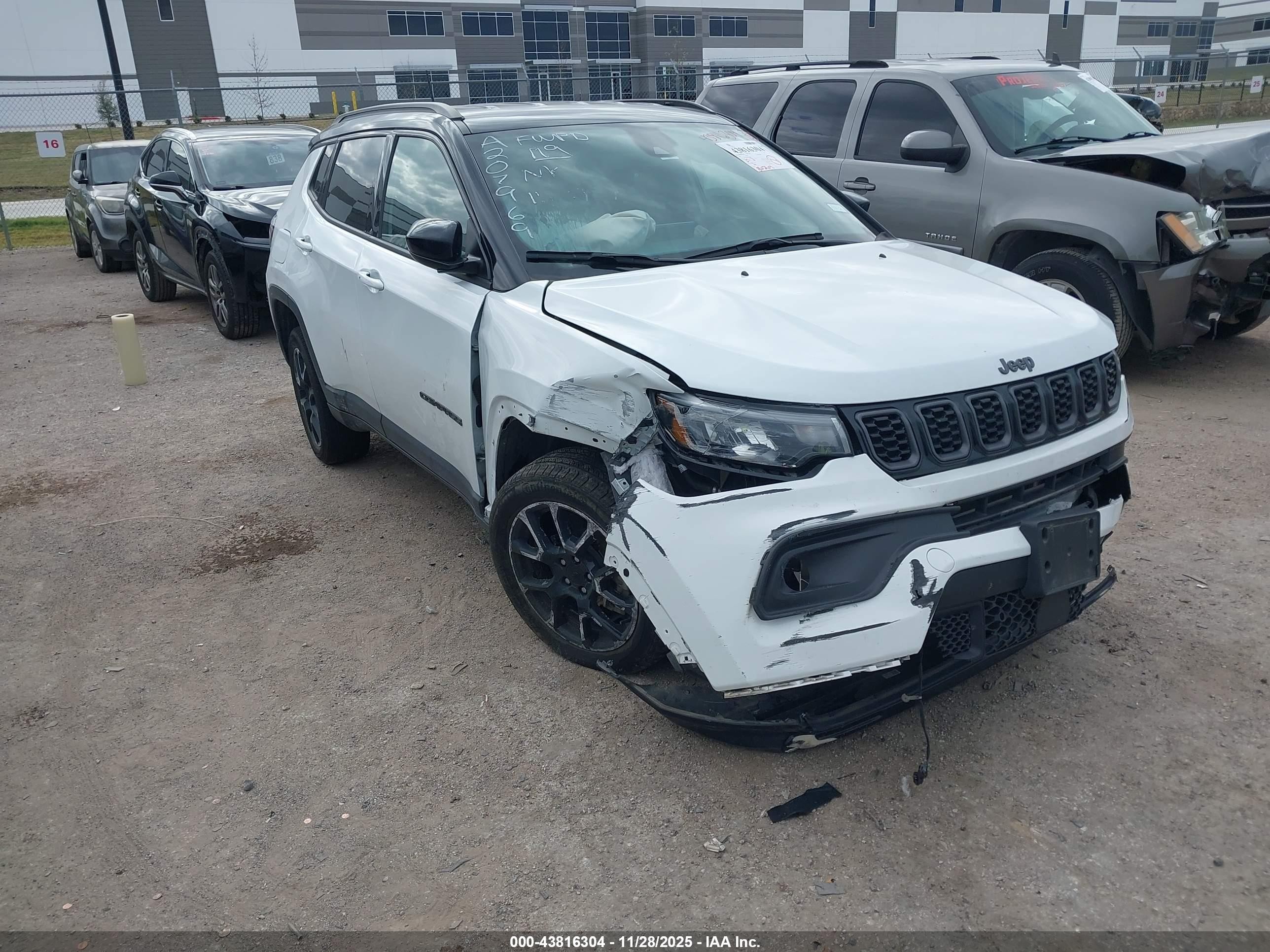 2024 Jeep Compass Latitude, VIN 3C4NJDBN0RT166991 — Front end