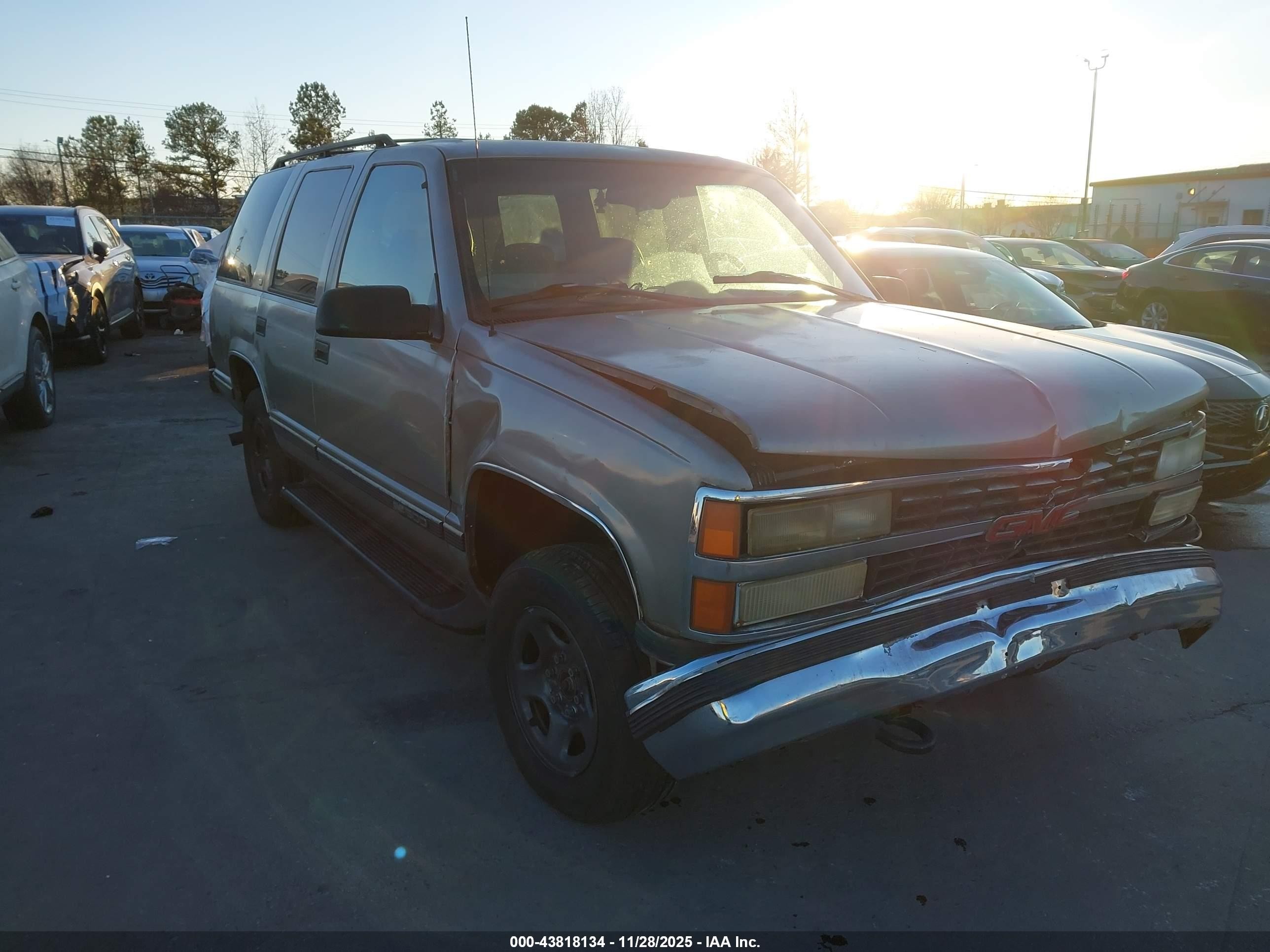 1998 GMC Yukon, VIN 1GKEK13R5WJ727996 — Front end