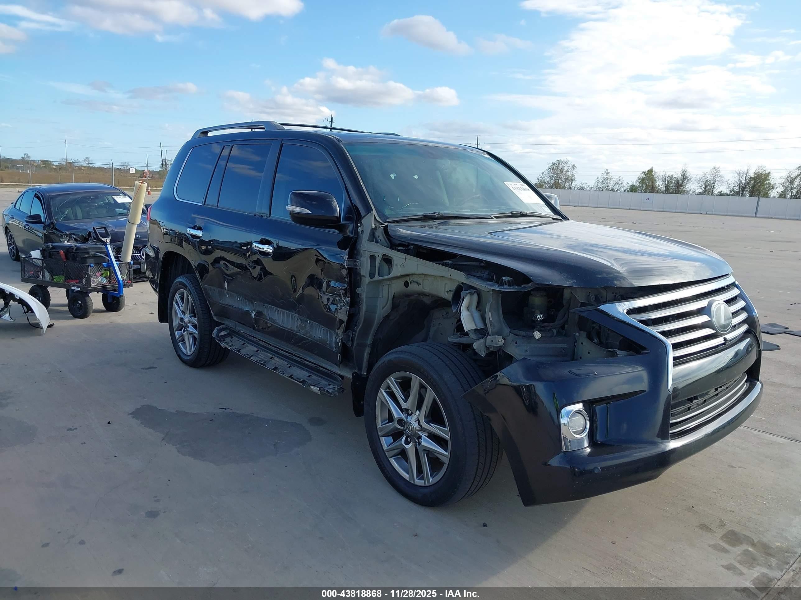 2015 Lexus LX 570, VIN JTJHY7AXXF4167464 — Side