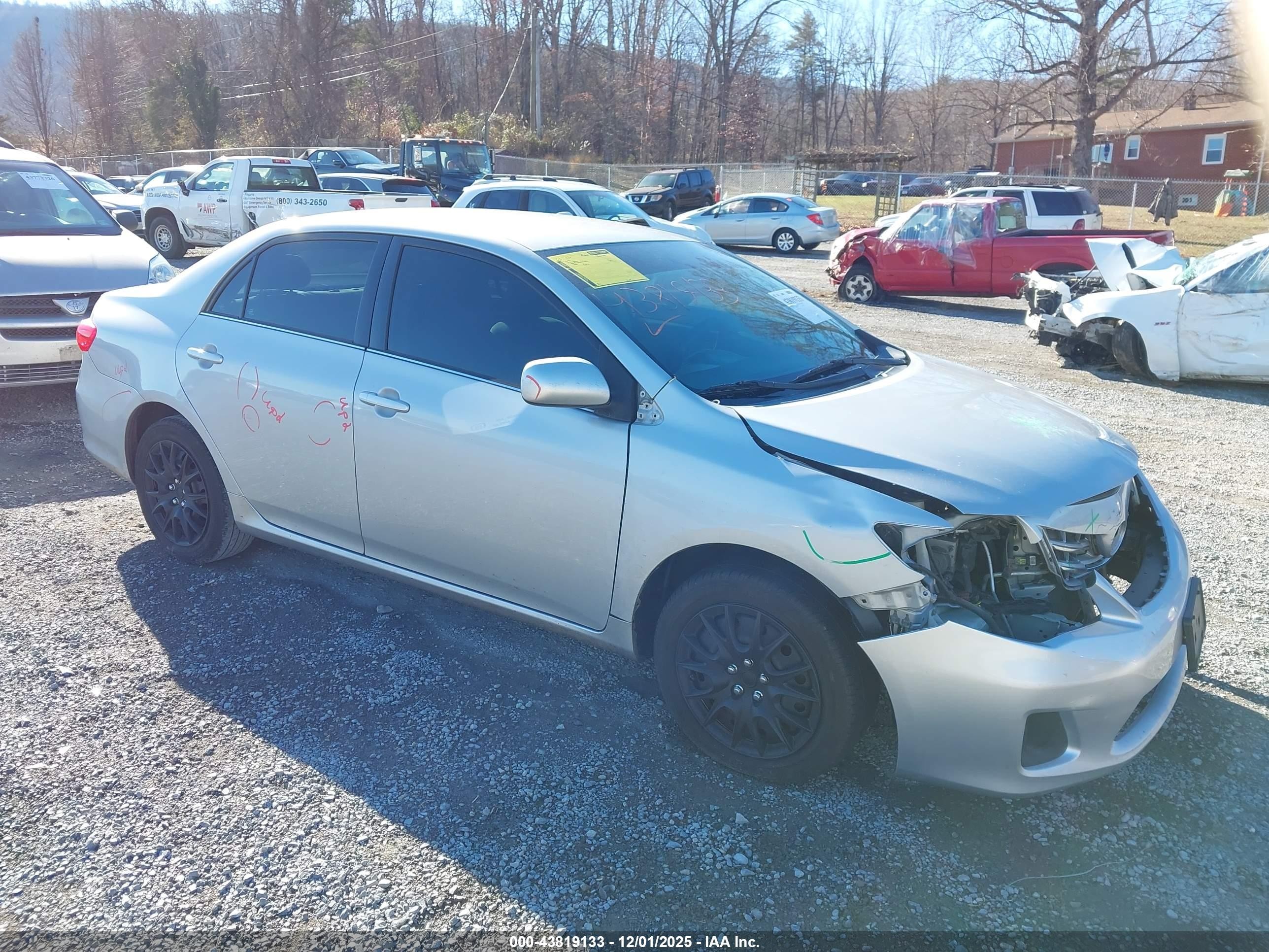 2013 Toyota Corolla L, VIN 2T1BU4EE1DC972565 — Front end