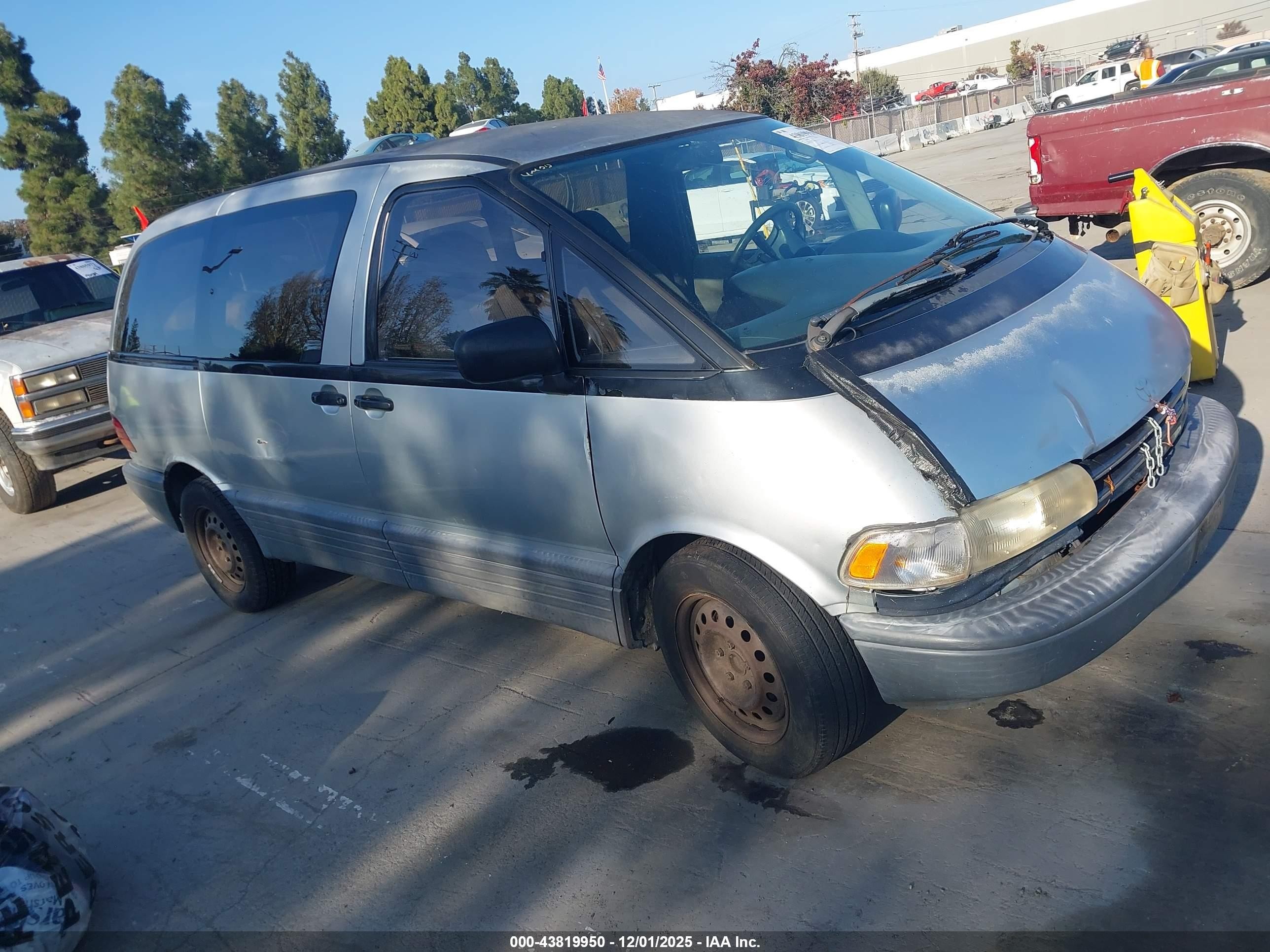 1993 Toyota Previa LE, VIN JT3AC12R6P1063822 — Normal wear