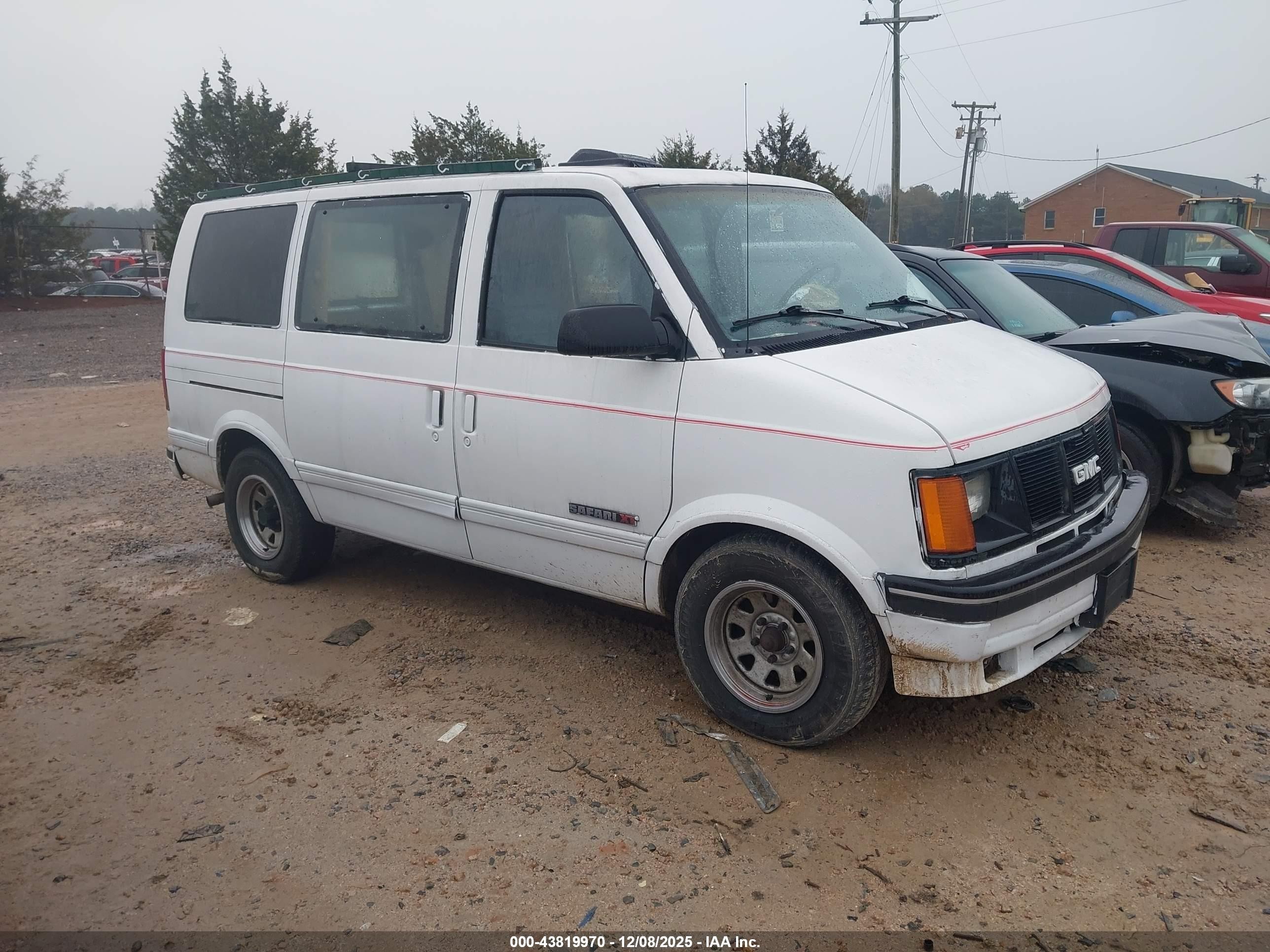 1993 GMC Safari, VIN 1GKDM19ZXPB534798 — Rear end