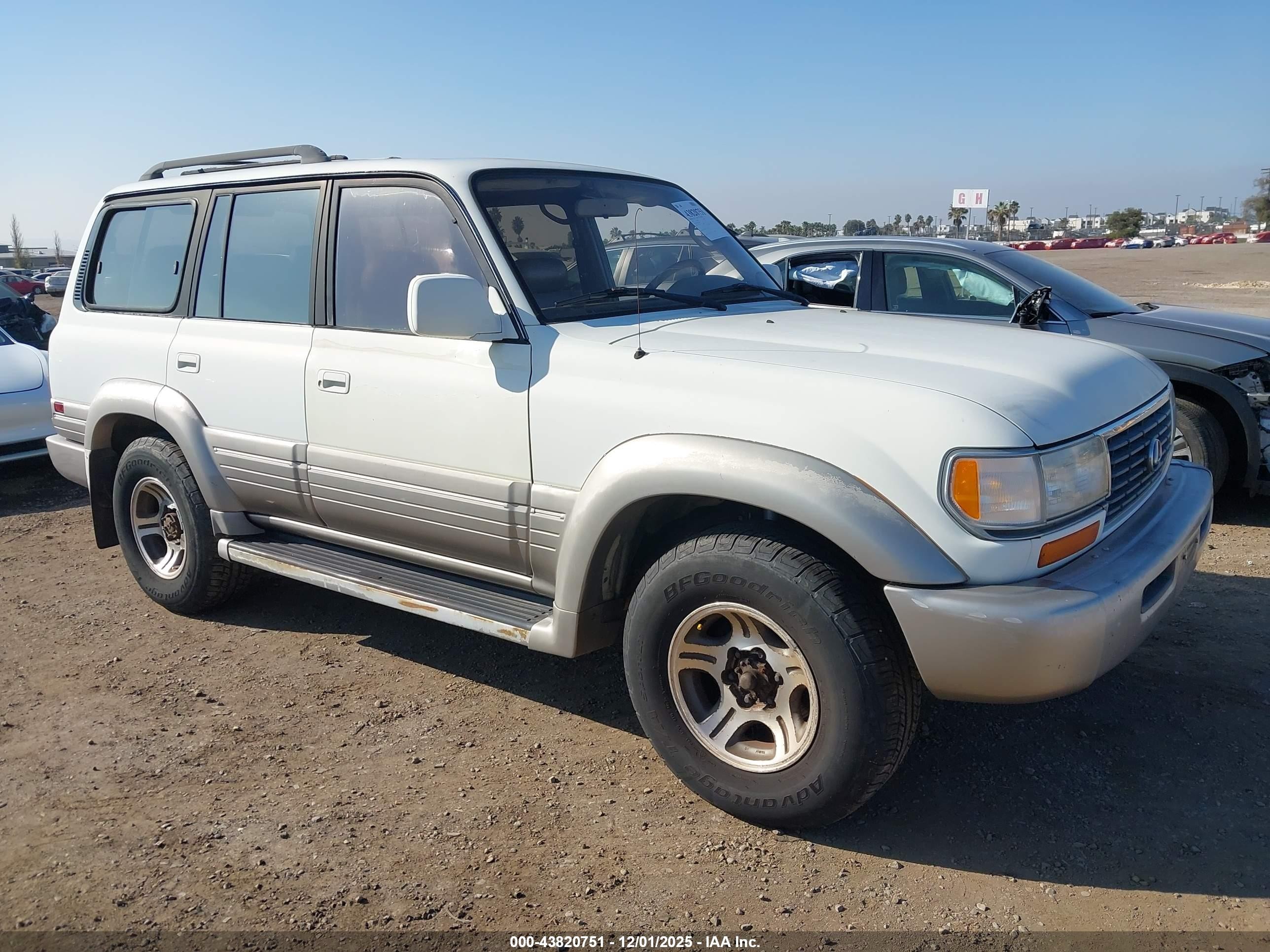 1997 Lexus LX 450, VIN JT6HJ88J5V0158666 — Front end
