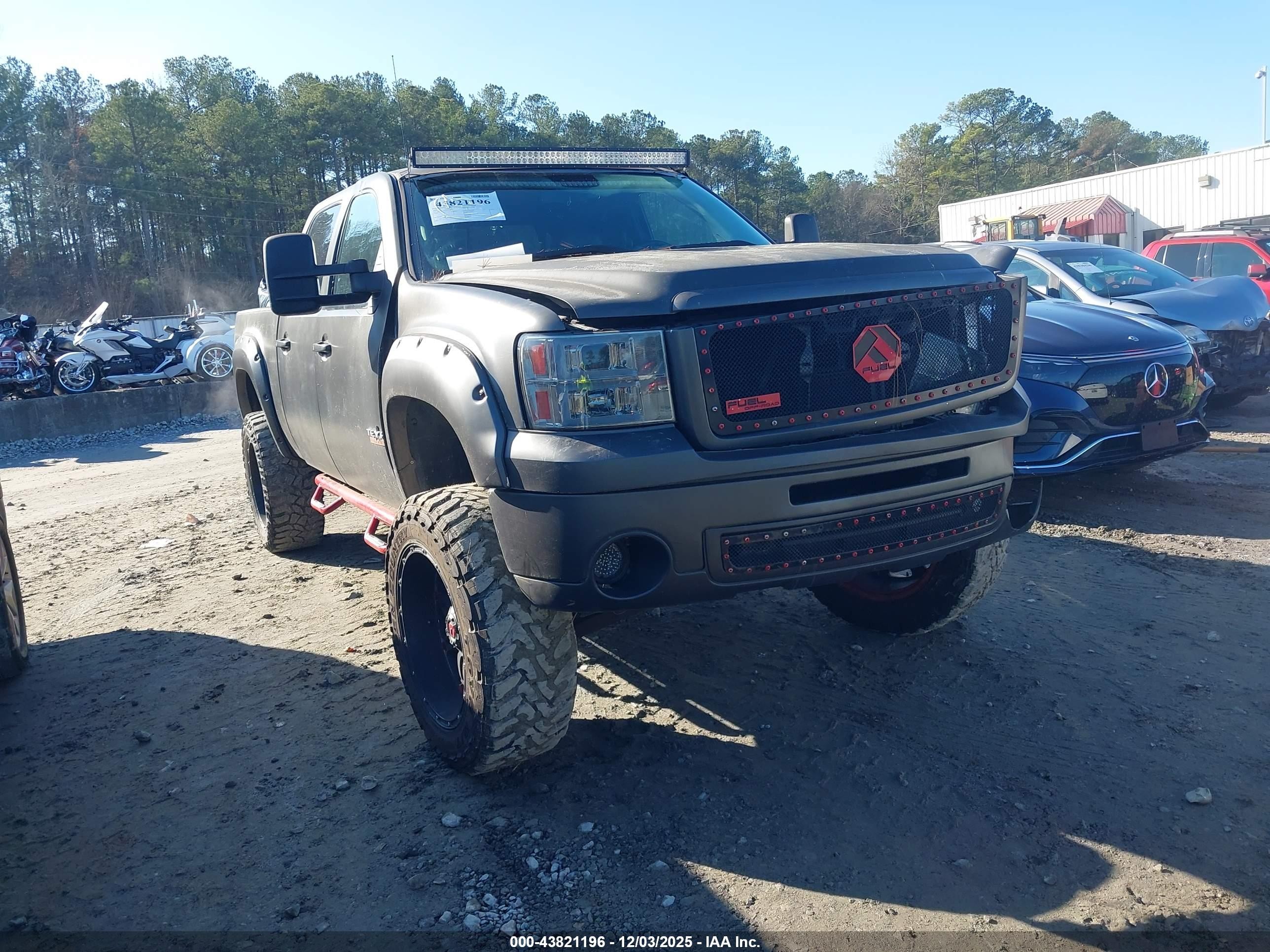 2008 GMC Sierra Denali, VIN 2GTEC638881257389 — Front end