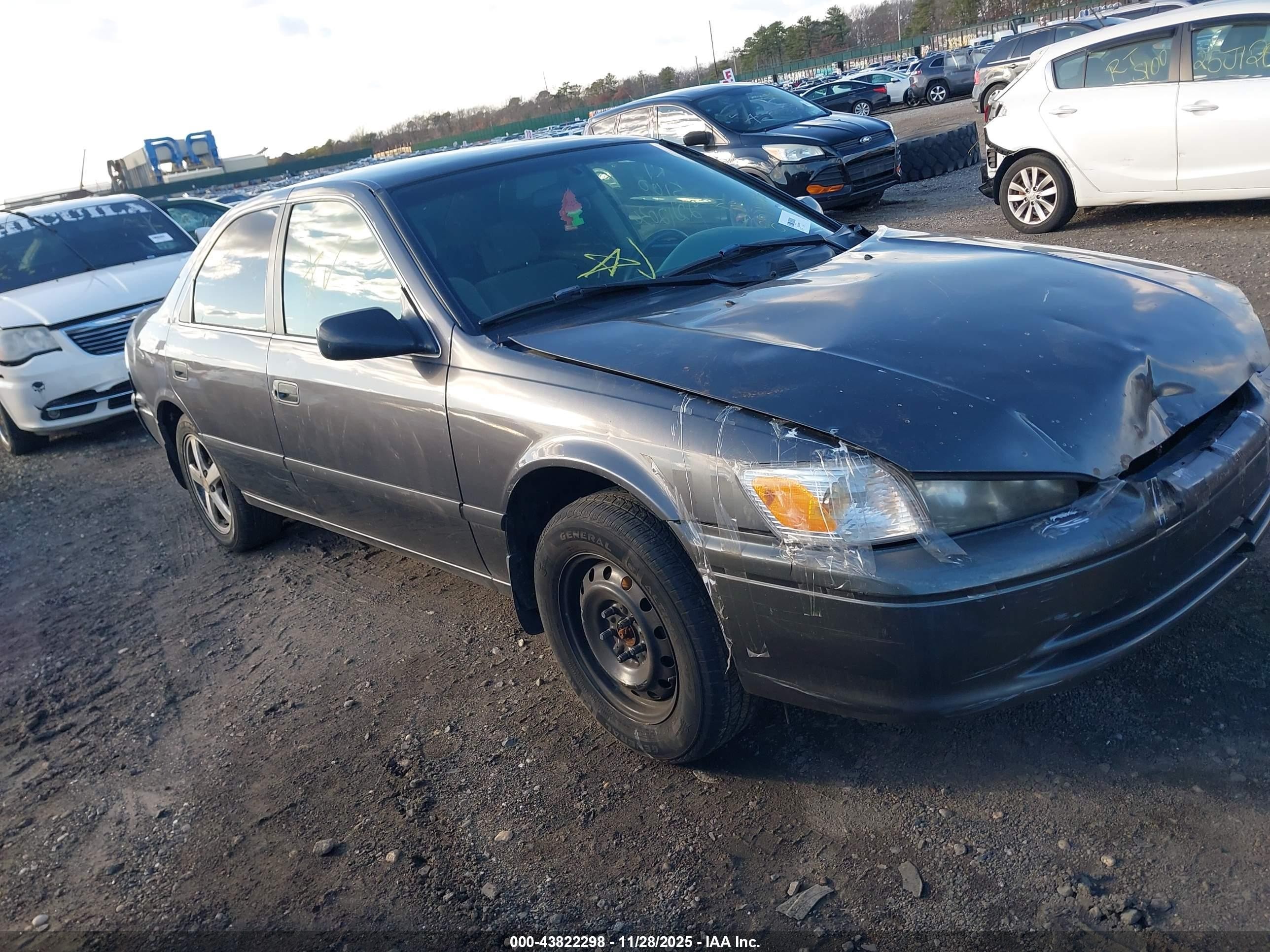 2000 Toyota Camry LE, VIN 4T1BF22K4YU954056 — Front end