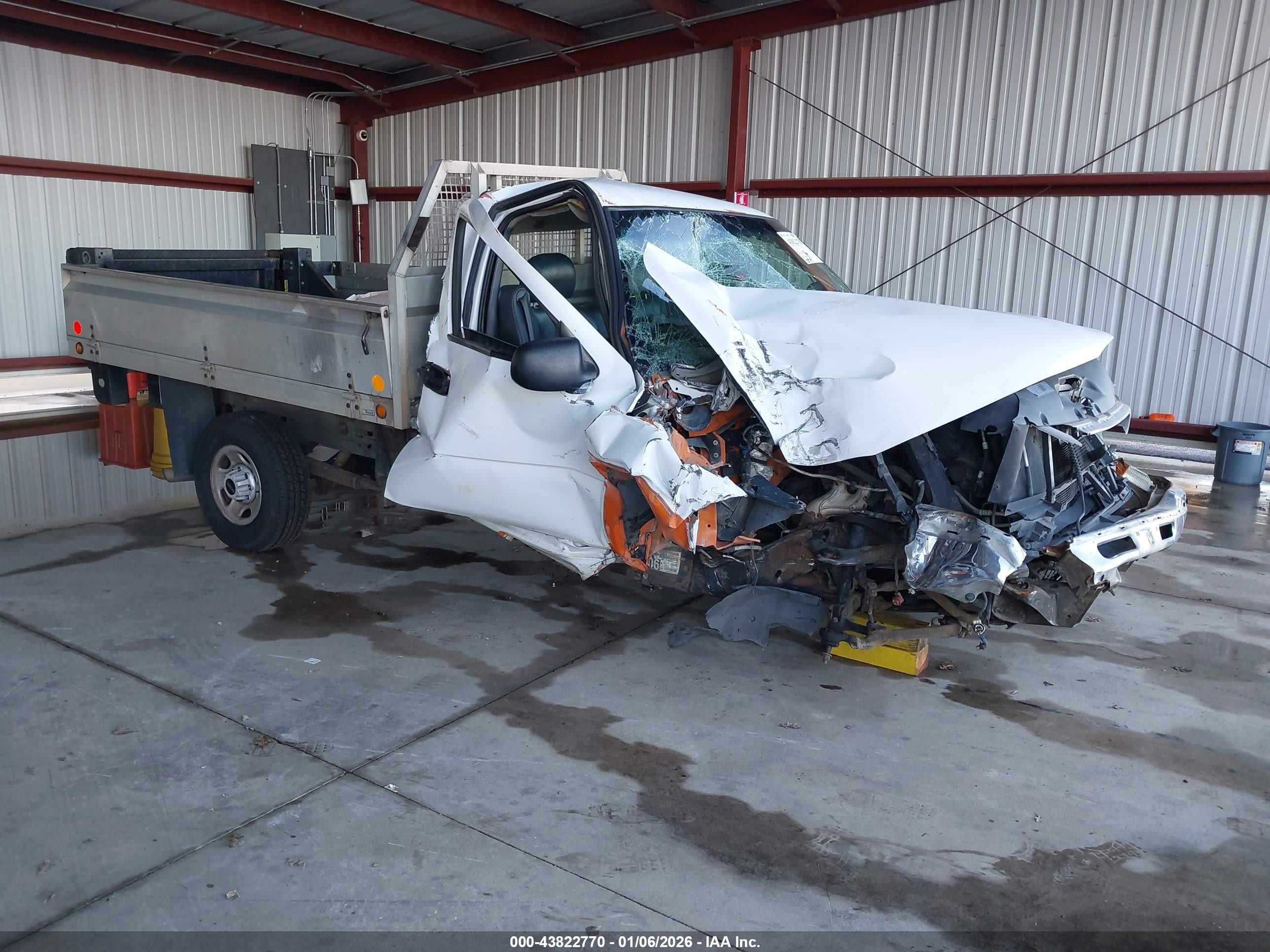 2002 GMC Sierra 2500 SL, VIN 1GDHC24U22E225539 — Front end