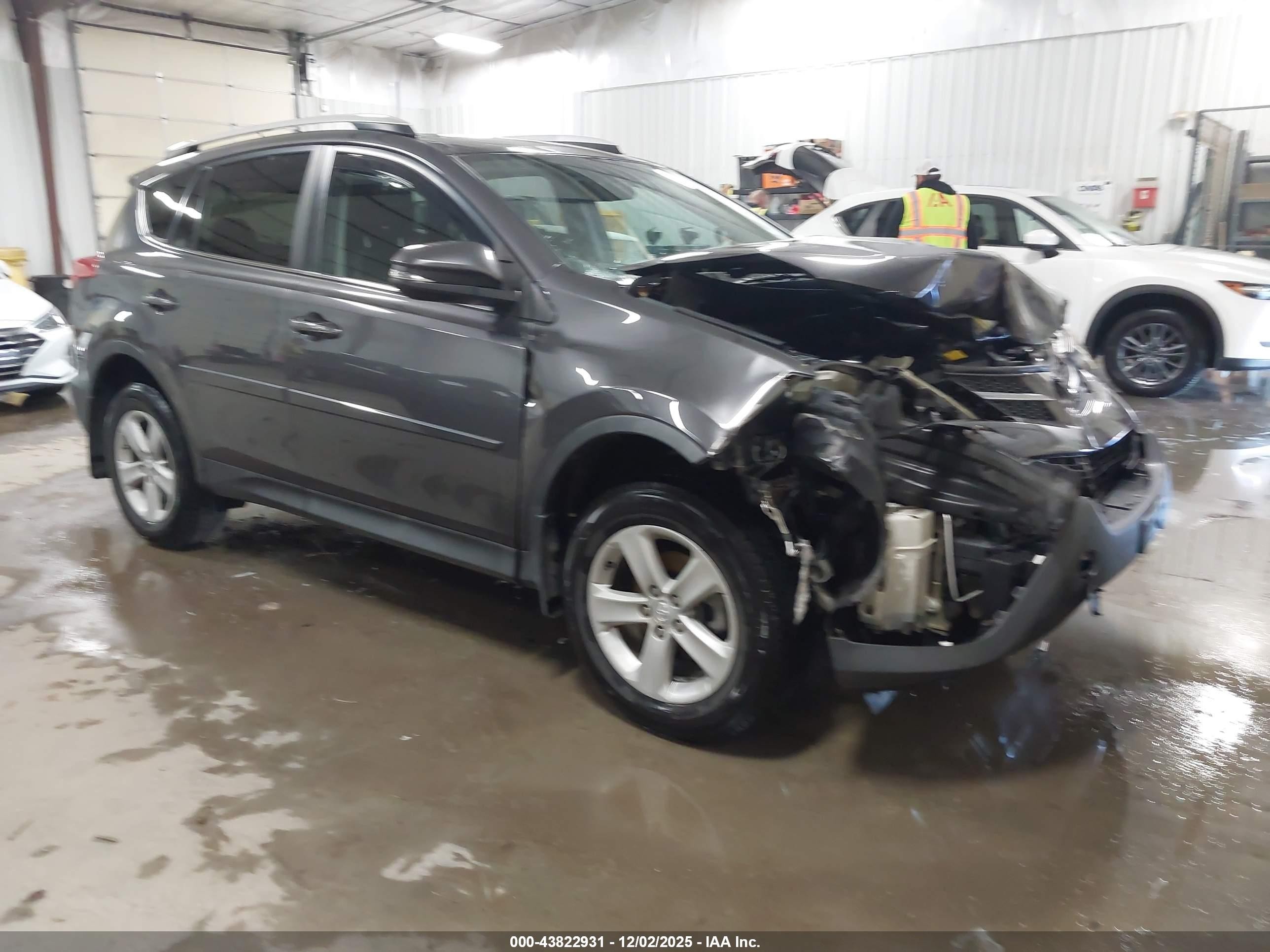 2014 Toyota RAV4 XLE, VIN 2T3RFREVXEW172425 — Front end