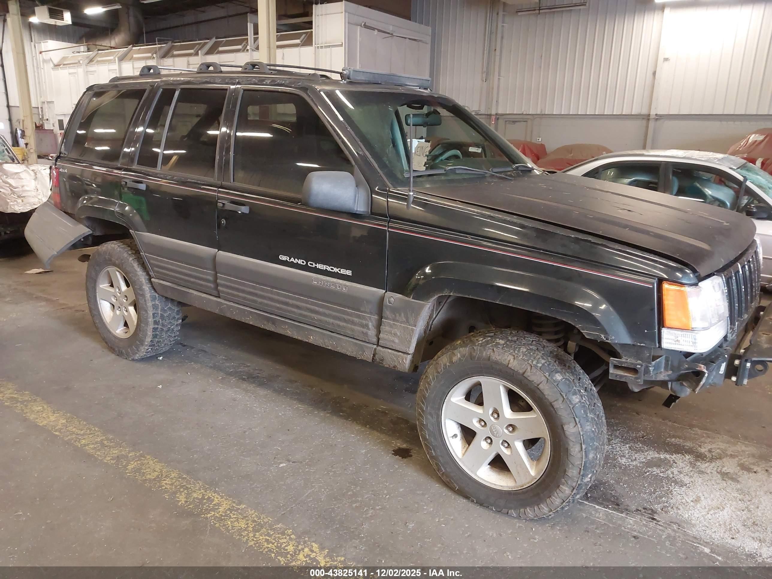 1996 Jeep Grand Cherokee Laredo, VIN 1J4GZ58S7TC194255 — Rear end