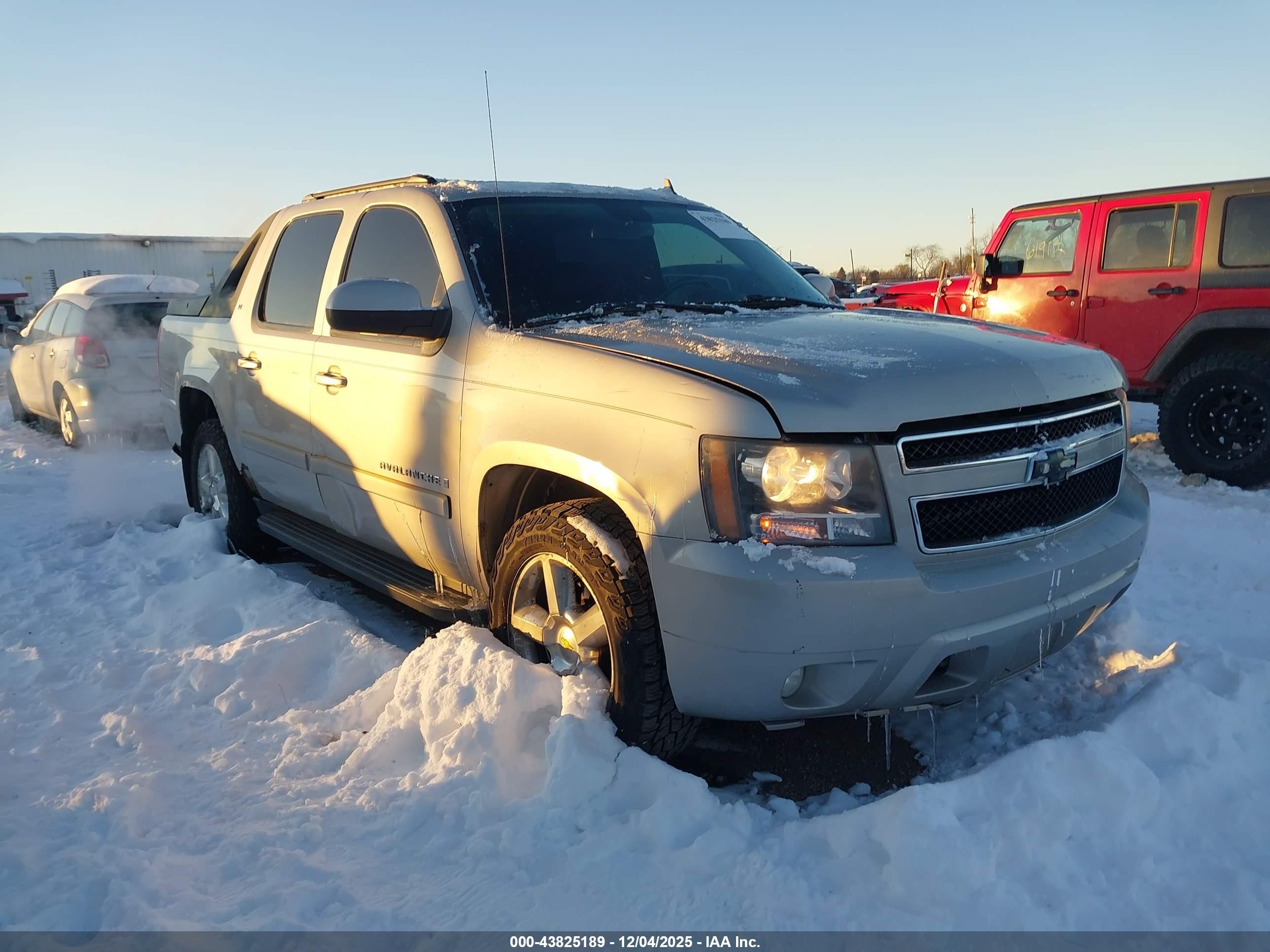 2007 Chevrolet Avalanche LTZ, VIN 3GNFK12307G280632 — Side