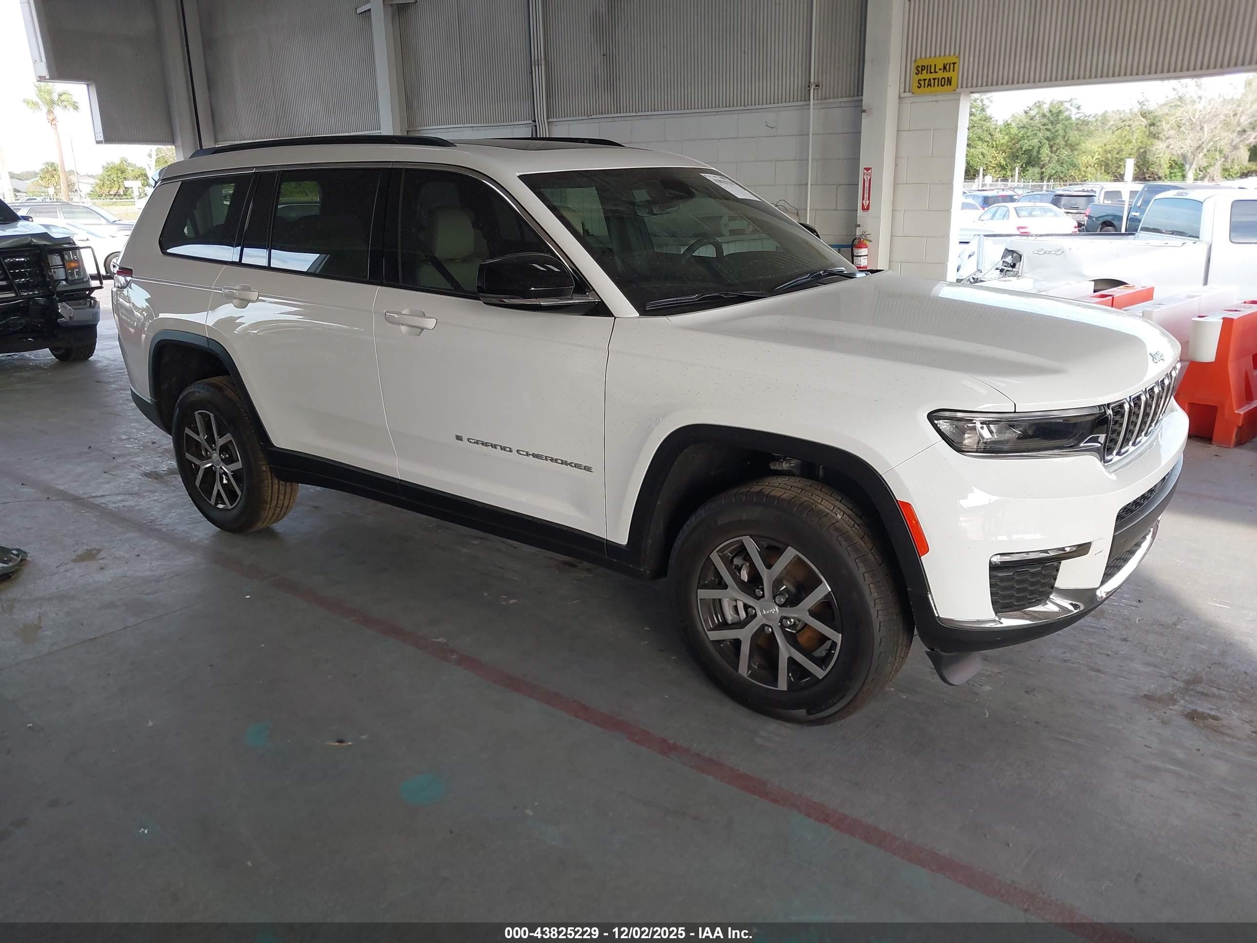 2025 Jeep Grand Cherokee Limited, VIN 1C4RJKBG2S8637678 — Бок